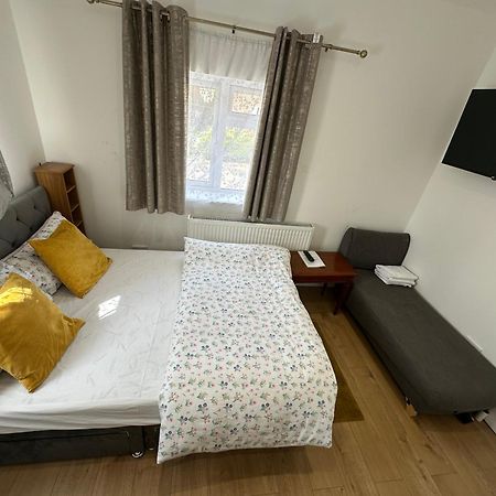 4Th Studio Flat With Private Own Bathroom A London Luxury Family Home Setup And Furnished With Double Bed Plus A Double Futon-Sofa Bed A Single Futon Bed A Baby Cot And Garden And Free Parking Kültér fotó