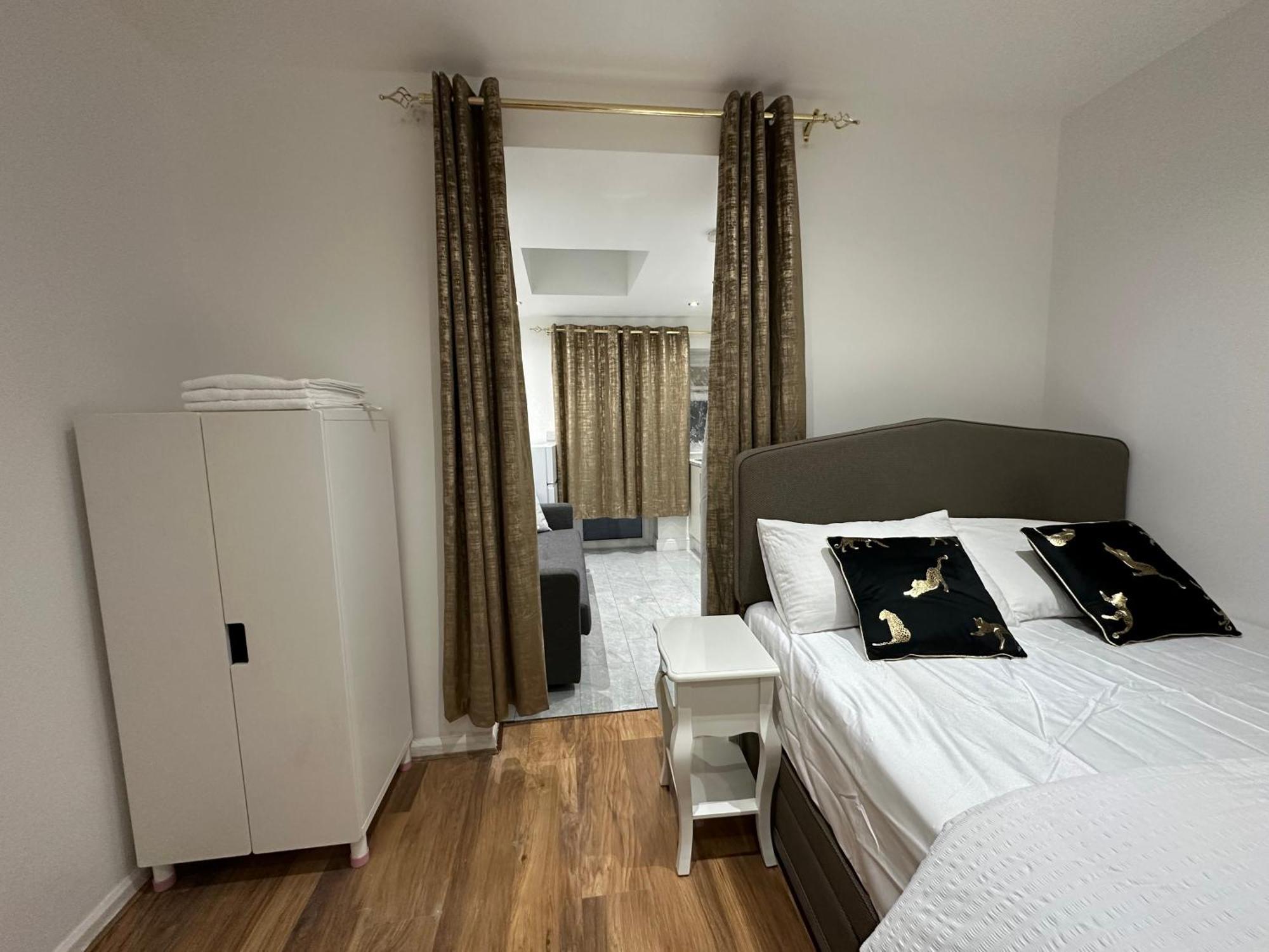 4Th Studio Flat With Private Own Bathroom A London Luxury Family Home Setup And Furnished With Double Bed Plus A Double Futon-Sofa Bed A Single Futon Bed A Baby Cot And Garden And Free Parking Kültér fotó