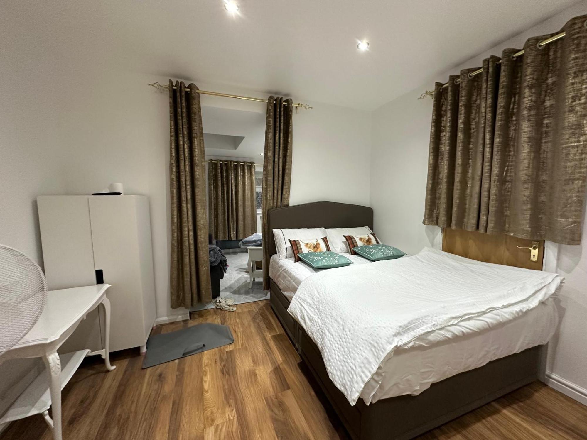 4Th Studio Flat With Private Own Bathroom A London Luxury Family Home Setup And Furnished With Double Bed Plus A Double Futon-Sofa Bed A Single Futon Bed A Baby Cot And Garden And Free Parking Kültér fotó
