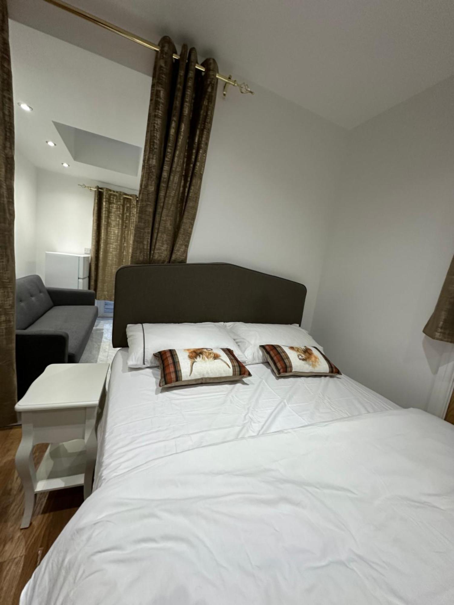 4Th Studio Flat With Private Own Bathroom A London Luxury Family Home Setup And Furnished With Double Bed Plus A Double Futon-Sofa Bed A Single Futon Bed A Baby Cot And Garden And Free Parking Kültér fotó