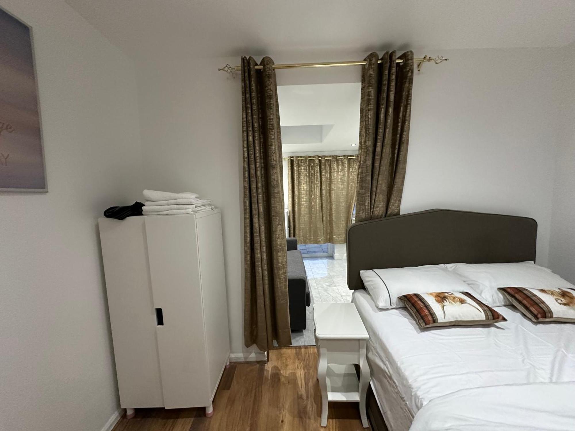 4Th Studio Flat With Private Own Bathroom A London Luxury Family Home Setup And Furnished With Double Bed Plus A Double Futon-Sofa Bed A Single Futon Bed A Baby Cot And Garden And Free Parking Kültér fotó