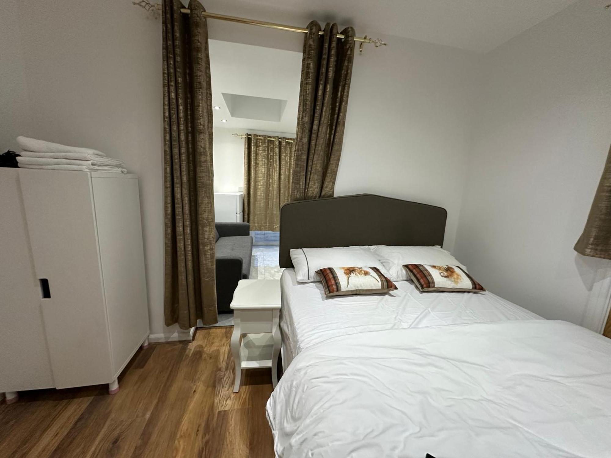 4Th Studio Flat With Private Own Bathroom A London Luxury Family Home Setup And Furnished With Double Bed Plus A Double Futon-Sofa Bed A Single Futon Bed A Baby Cot And Garden And Free Parking Kültér fotó