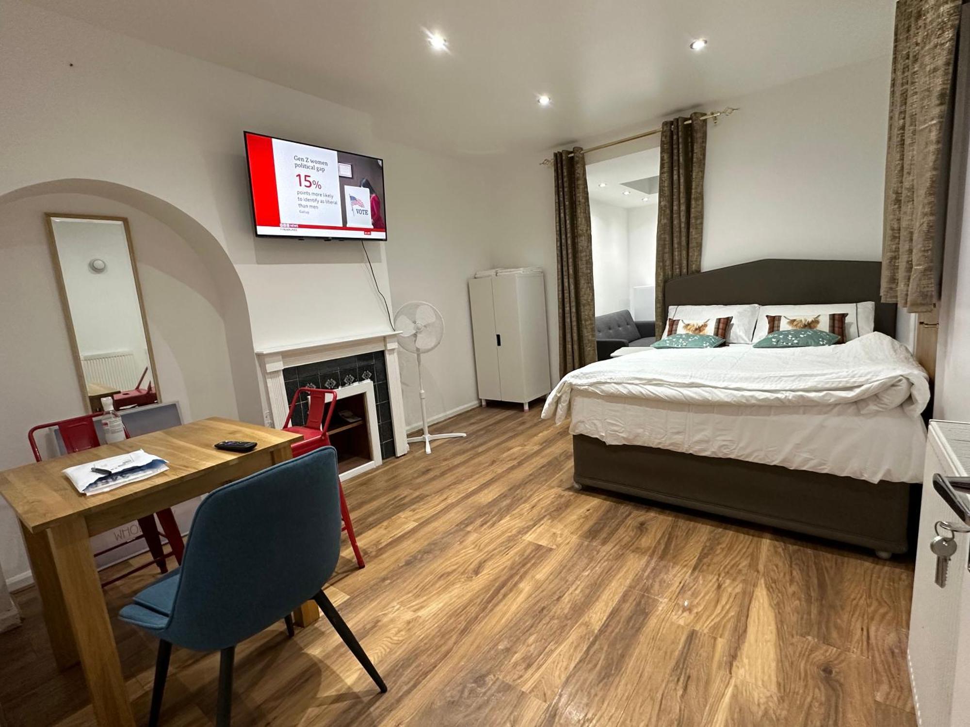 4Th Studio Flat With Private Own Bathroom A London Luxury Family Home Setup And Furnished With Double Bed Plus A Double Futon-Sofa Bed A Single Futon Bed A Baby Cot And Garden And Free Parking Kültér fotó