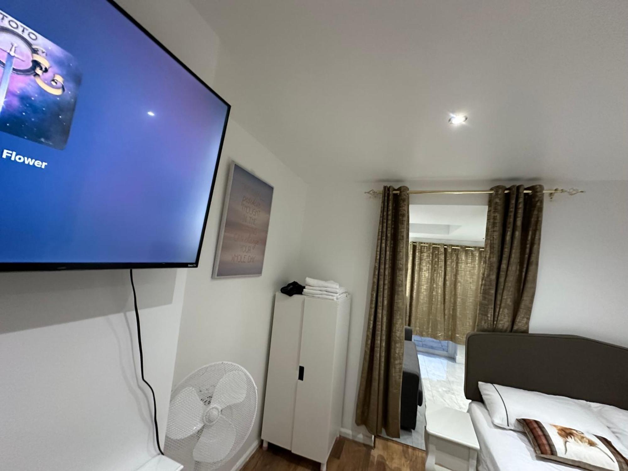 4Th Studio Flat With Private Own Bathroom A London Luxury Family Home Setup And Furnished With Double Bed Plus A Double Futon-Sofa Bed A Single Futon Bed A Baby Cot And Garden And Free Parking Kültér fotó