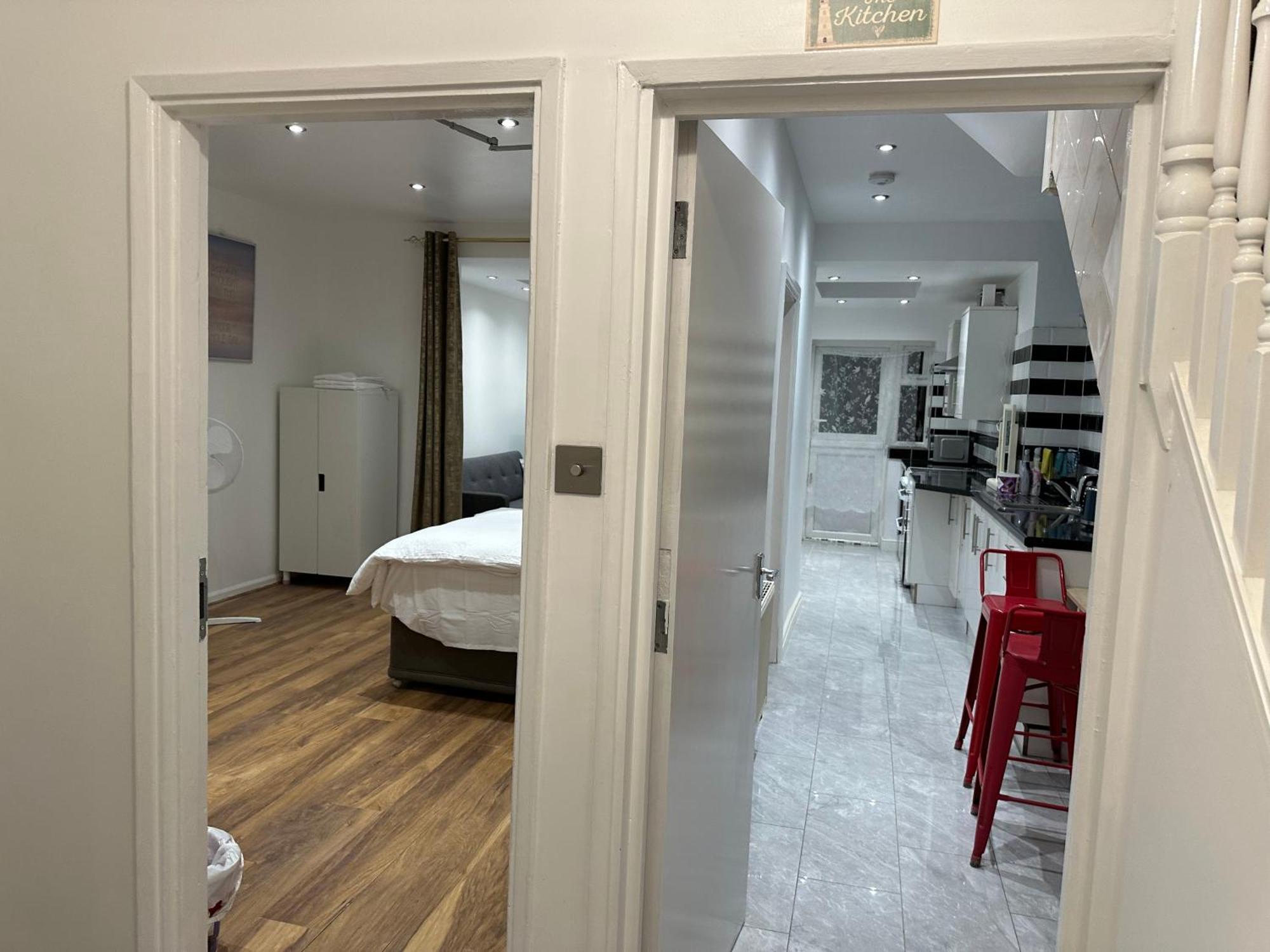 4Th Studio Flat With Private Own Bathroom A London Luxury Family Home Setup And Furnished With Double Bed Plus A Double Futon-Sofa Bed A Single Futon Bed A Baby Cot And Garden And Free Parking Kültér fotó