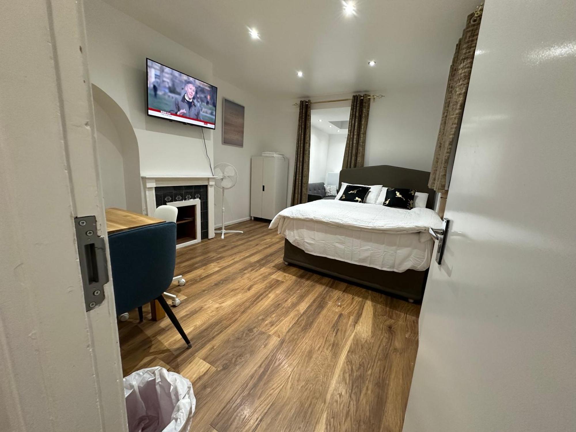 4Th Studio Flat With Private Own Bathroom A London Luxury Family Home Setup And Furnished With Double Bed Plus A Double Futon-Sofa Bed A Single Futon Bed A Baby Cot And Garden And Free Parking Kültér fotó