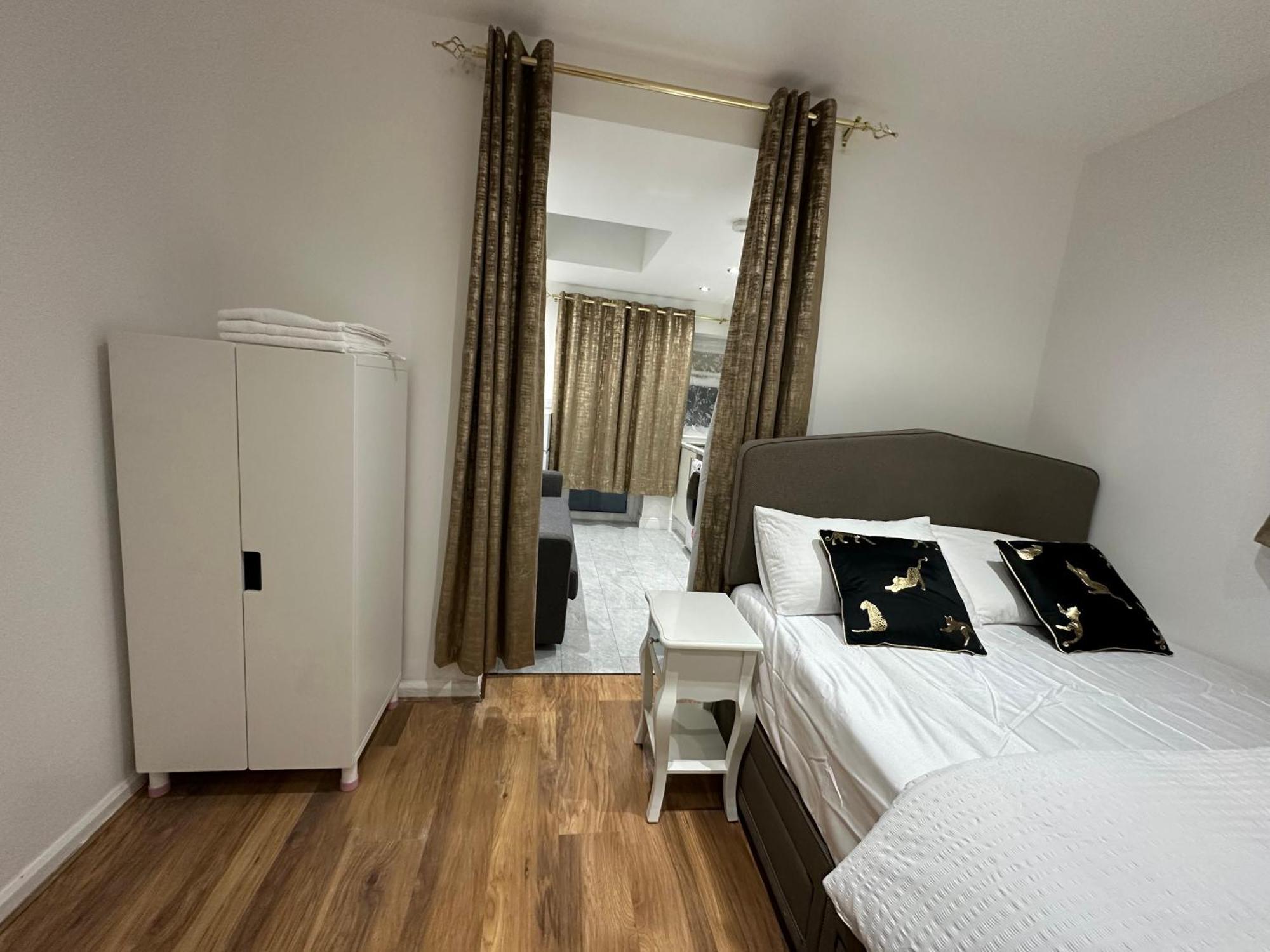 4Th Studio Flat With Private Own Bathroom A London Luxury Family Home Setup And Furnished With Double Bed Plus A Double Futon-Sofa Bed A Single Futon Bed A Baby Cot And Garden And Free Parking Kültér fotó