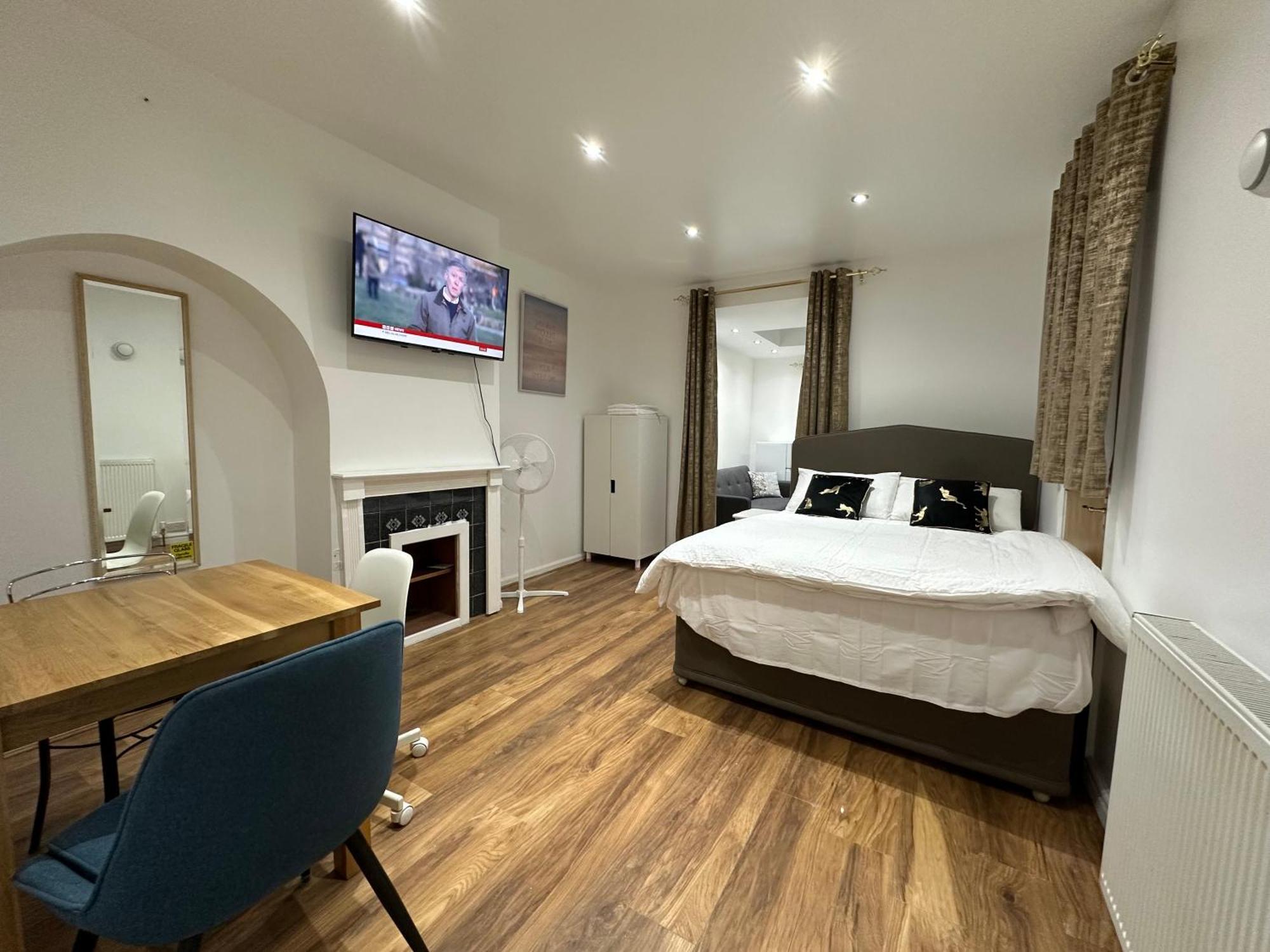 4Th Studio Flat With Private Own Bathroom A London Luxury Family Home Setup And Furnished With Double Bed Plus A Double Futon-Sofa Bed A Single Futon Bed A Baby Cot And Garden And Free Parking Kültér fotó