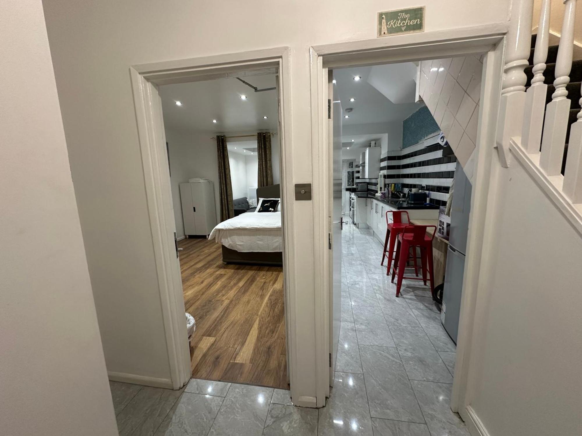 4Th Studio Flat With Private Own Bathroom A London Luxury Family Home Setup And Furnished With Double Bed Plus A Double Futon-Sofa Bed A Single Futon Bed A Baby Cot And Garden And Free Parking Kültér fotó