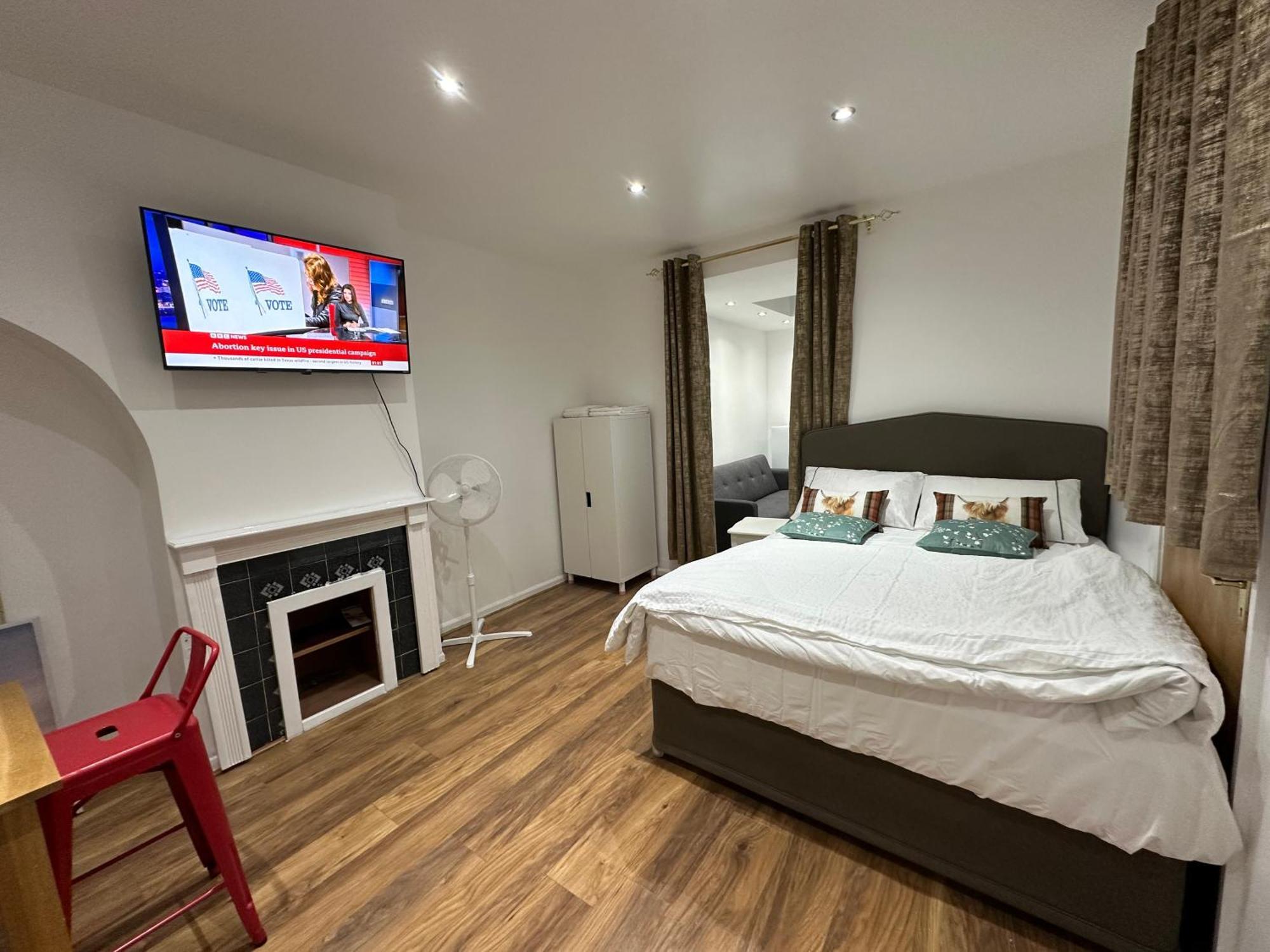 4Th Studio Flat With Private Own Bathroom A London Luxury Family Home Setup And Furnished With Double Bed Plus A Double Futon-Sofa Bed A Single Futon Bed A Baby Cot And Garden And Free Parking Kültér fotó