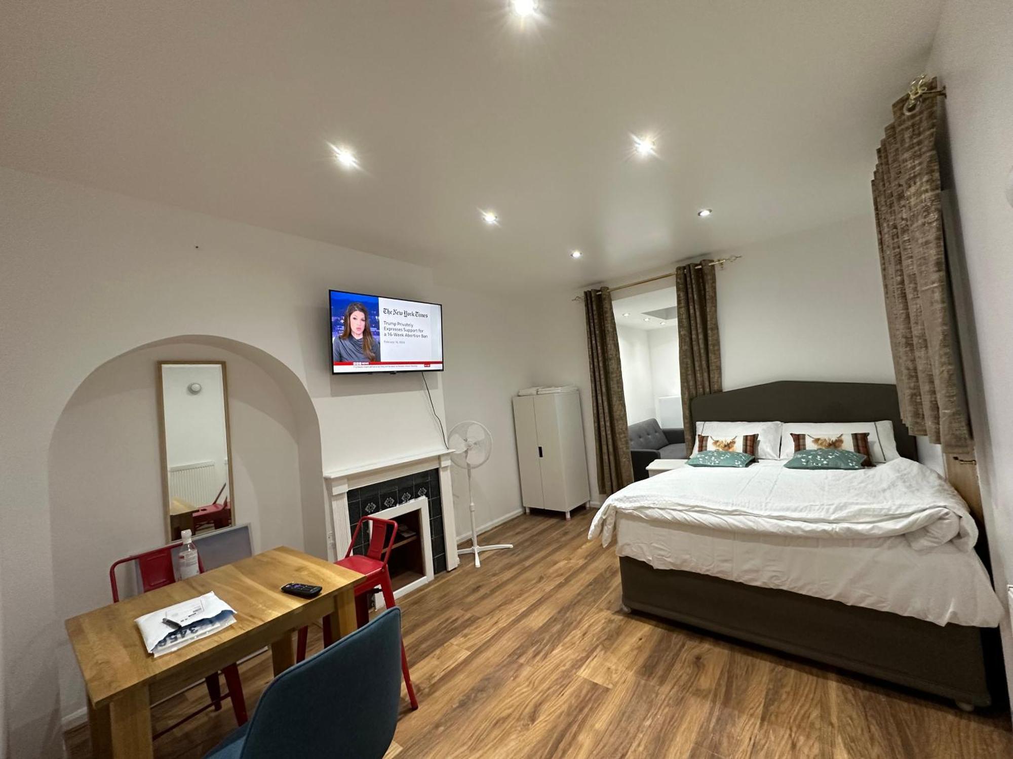 4Th Studio Flat With Private Own Bathroom A London Luxury Family Home Setup And Furnished With Double Bed Plus A Double Futon-Sofa Bed A Single Futon Bed A Baby Cot And Garden And Free Parking Kültér fotó