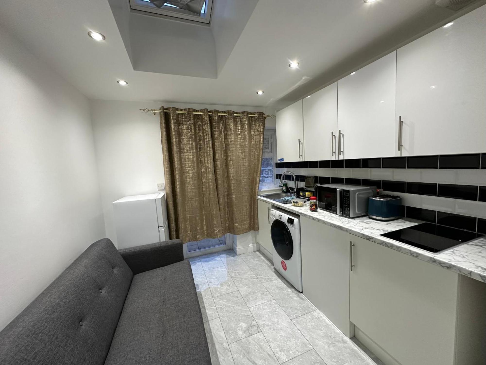 4Th Studio Flat With Private Own Bathroom A London Luxury Family Home Setup And Furnished With Double Bed Plus A Double Futon-Sofa Bed A Single Futon Bed A Baby Cot And Garden And Free Parking Kültér fotó