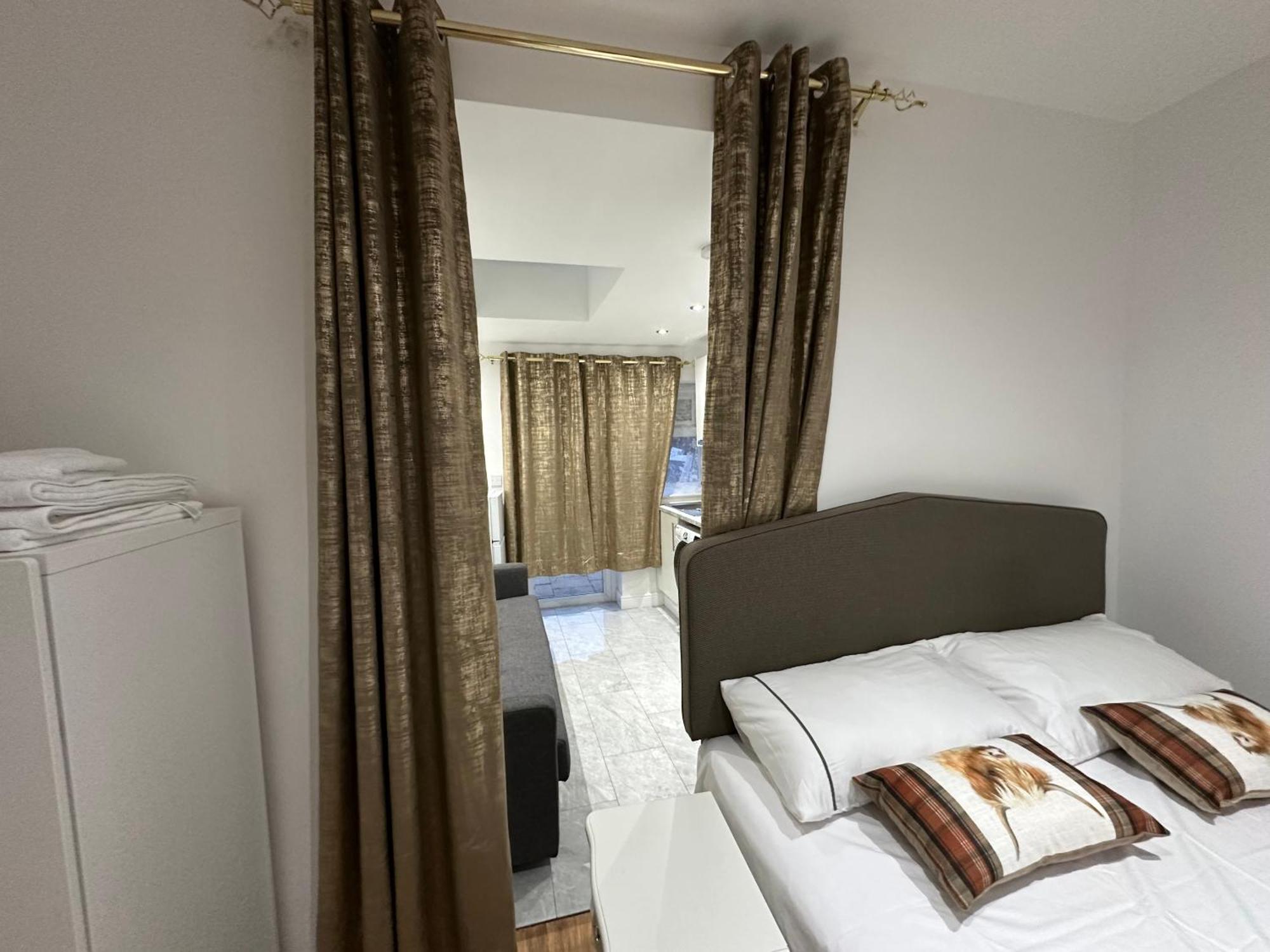 4Th Studio Flat With Private Own Bathroom A London Luxury Family Home Setup And Furnished With Double Bed Plus A Double Futon-Sofa Bed A Single Futon Bed A Baby Cot And Garden And Free Parking Kültér fotó
