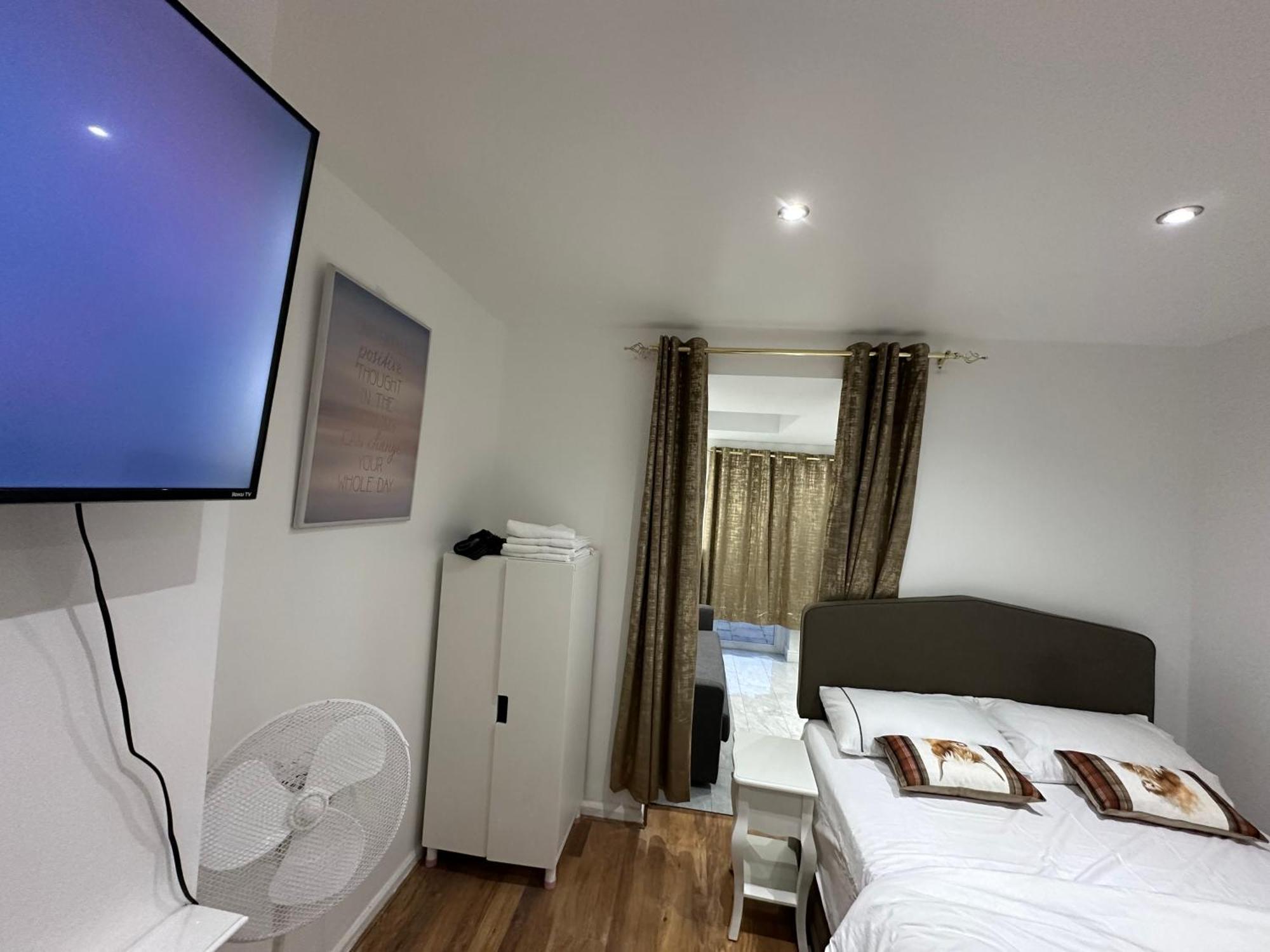 4Th Studio Flat With Private Own Bathroom A London Luxury Family Home Setup And Furnished With Double Bed Plus A Double Futon-Sofa Bed A Single Futon Bed A Baby Cot And Garden And Free Parking Kültér fotó