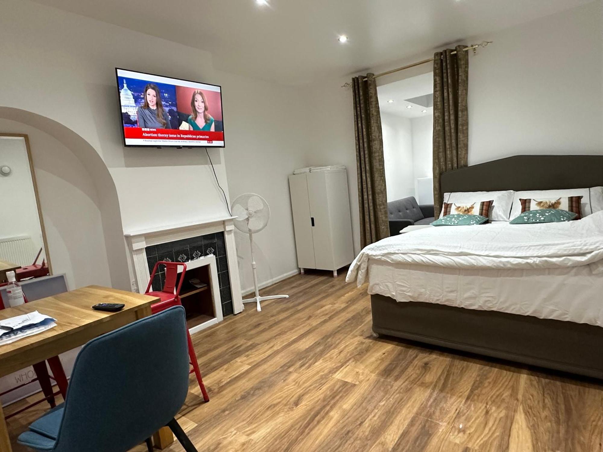 4Th Studio Flat With Private Own Bathroom A London Luxury Family Home Setup And Furnished With Double Bed Plus A Double Futon-Sofa Bed A Single Futon Bed A Baby Cot And Garden And Free Parking Kültér fotó