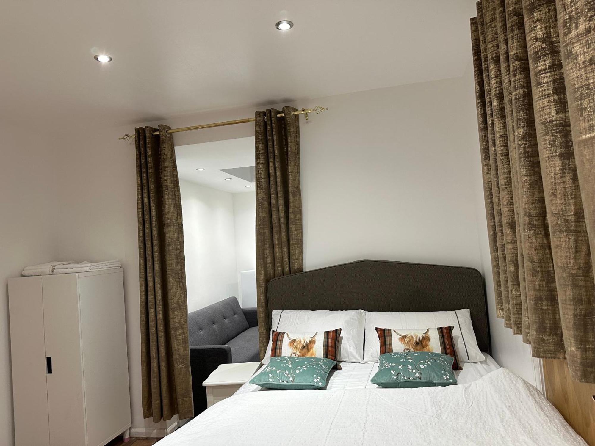 4Th Studio Flat With Private Own Bathroom A London Luxury Family Home Setup And Furnished With Double Bed Plus A Double Futon-Sofa Bed A Single Futon Bed A Baby Cot And Garden And Free Parking Kültér fotó
