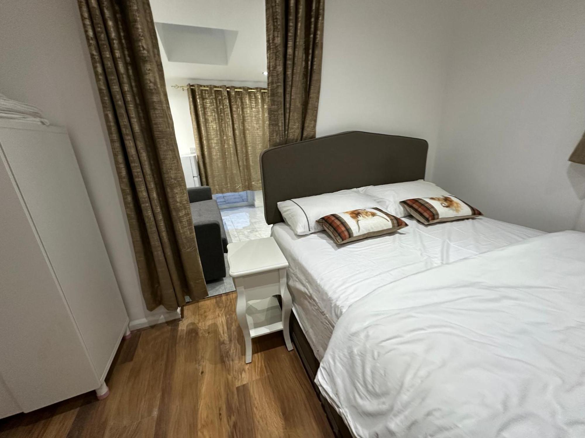 4Th Studio Flat With Private Own Bathroom A London Luxury Family Home Setup And Furnished With Double Bed Plus A Double Futon-Sofa Bed A Single Futon Bed A Baby Cot And Garden And Free Parking Kültér fotó