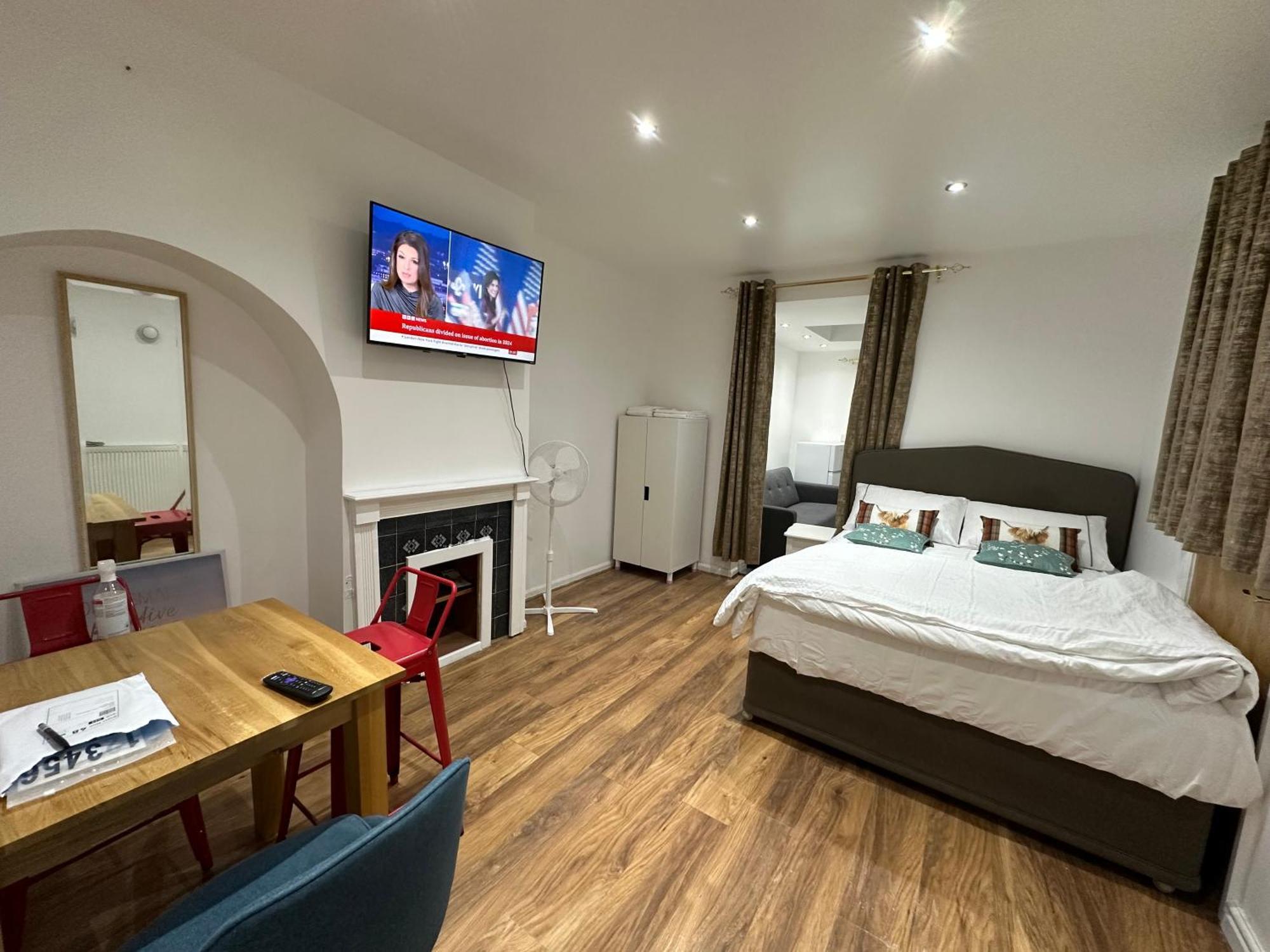 4Th Studio Flat With Private Own Bathroom A London Luxury Family Home Setup And Furnished With Double Bed Plus A Double Futon-Sofa Bed A Single Futon Bed A Baby Cot And Garden And Free Parking Kültér fotó