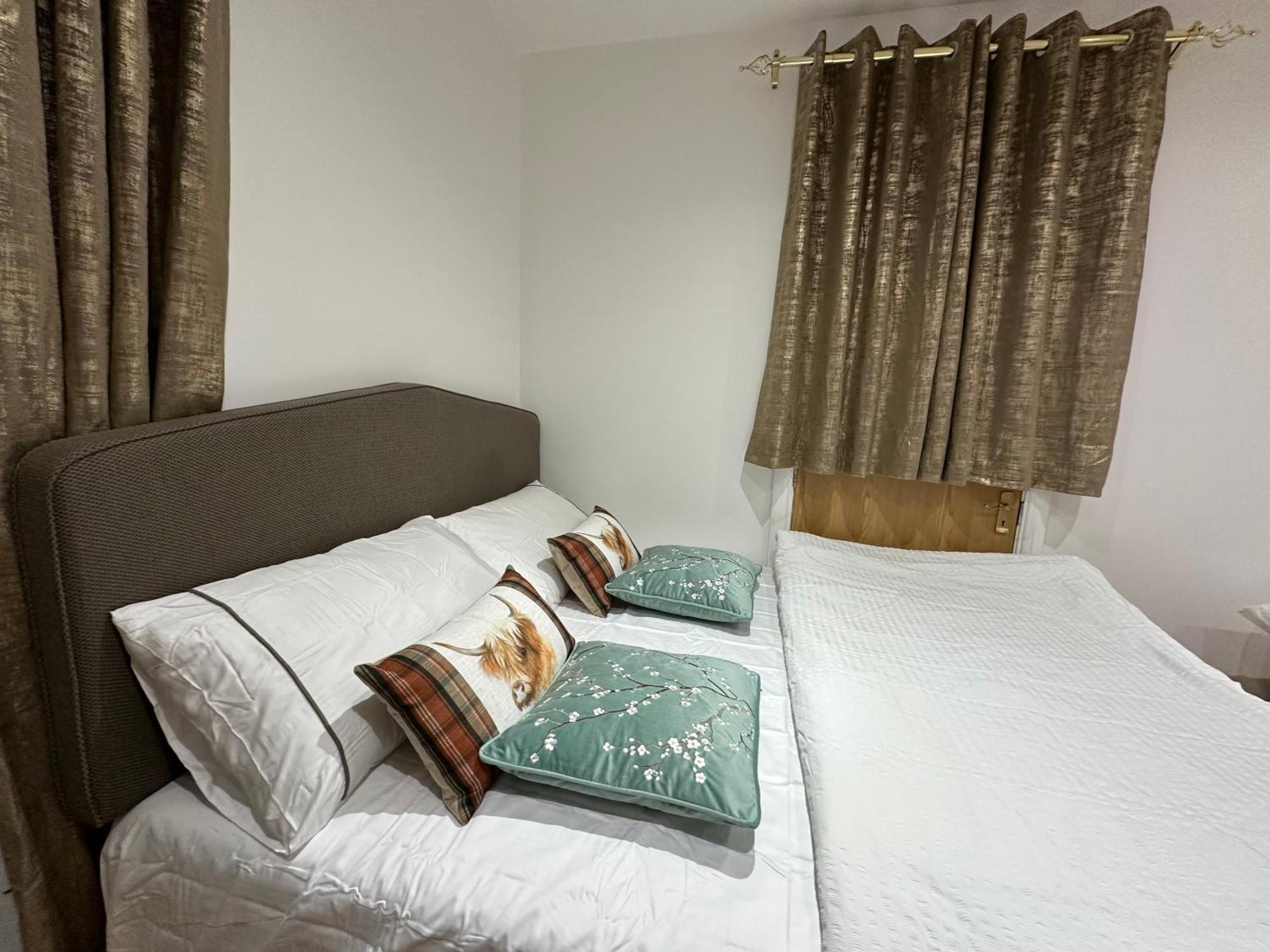 4Th Studio Flat With Private Own Bathroom A London Luxury Family Home Setup And Furnished With Double Bed Plus A Double Futon-Sofa Bed A Single Futon Bed A Baby Cot And Garden And Free Parking Kültér fotó