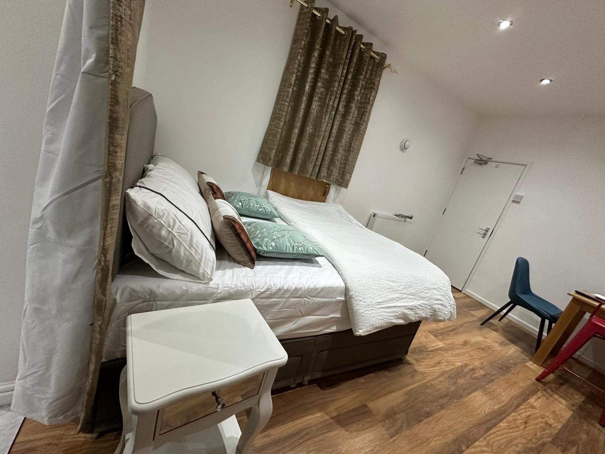 4Th Studio Flat With Private Own Bathroom A London Luxury Family Home Setup And Furnished With Double Bed Plus A Double Futon-Sofa Bed A Single Futon Bed A Baby Cot And Garden And Free Parking Kültér fotó