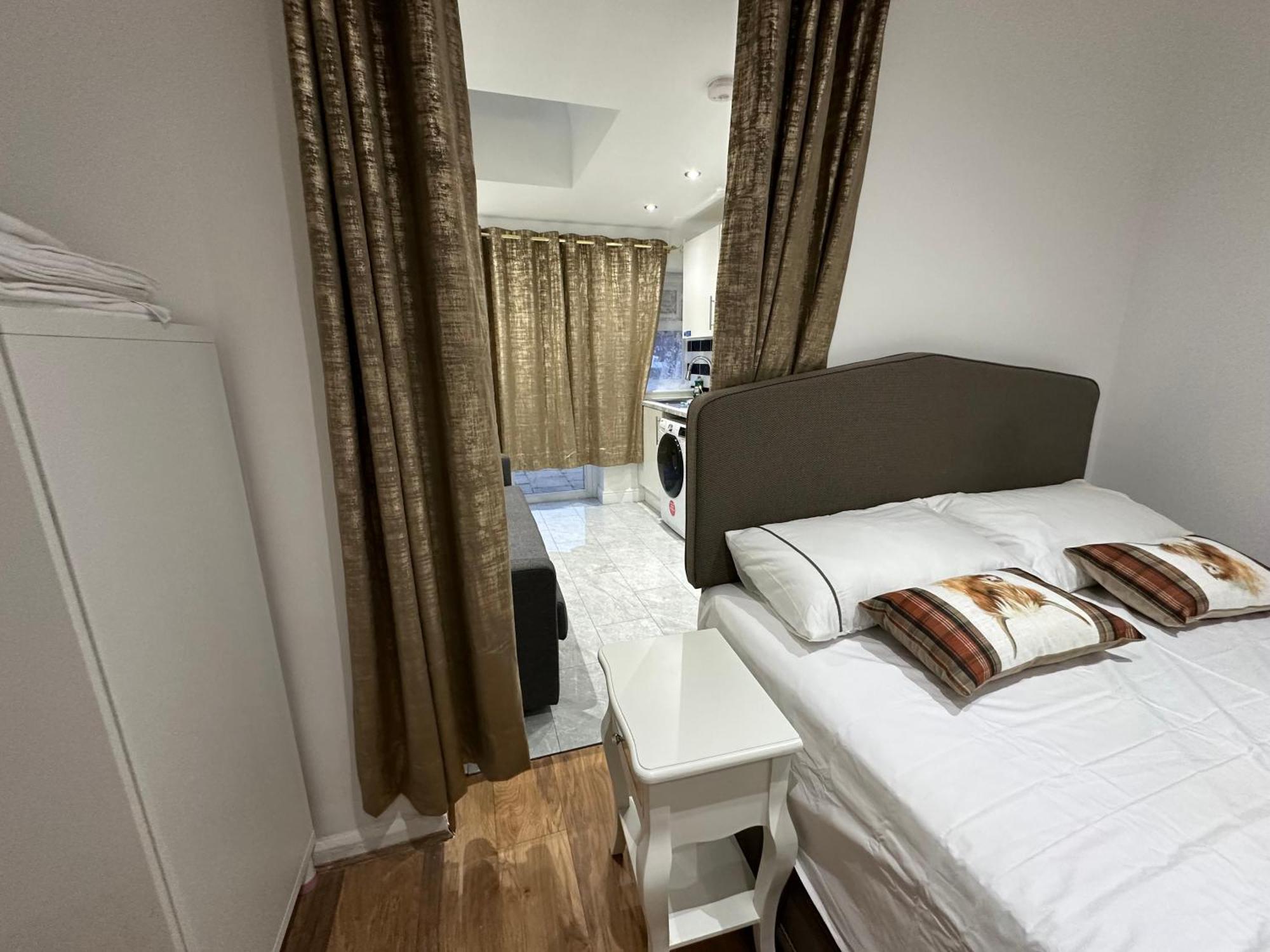 4Th Studio Flat With Private Own Bathroom A London Luxury Family Home Setup And Furnished With Double Bed Plus A Double Futon-Sofa Bed A Single Futon Bed A Baby Cot And Garden And Free Parking Kültér fotó