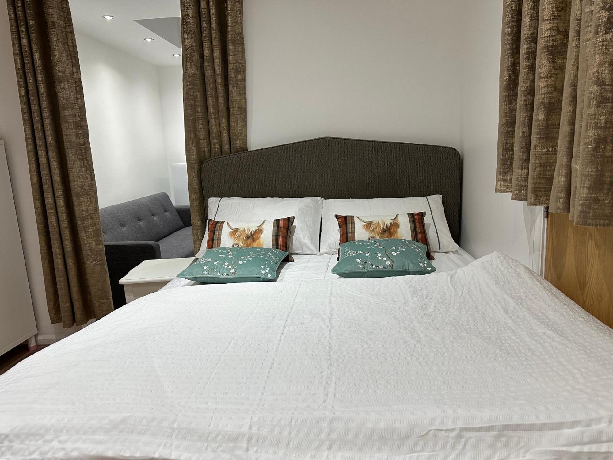 4Th Studio Flat With Private Own Bathroom A London Luxury Family Home Setup And Furnished With Double Bed Plus A Double Futon-Sofa Bed A Single Futon Bed A Baby Cot And Garden And Free Parking Kültér fotó