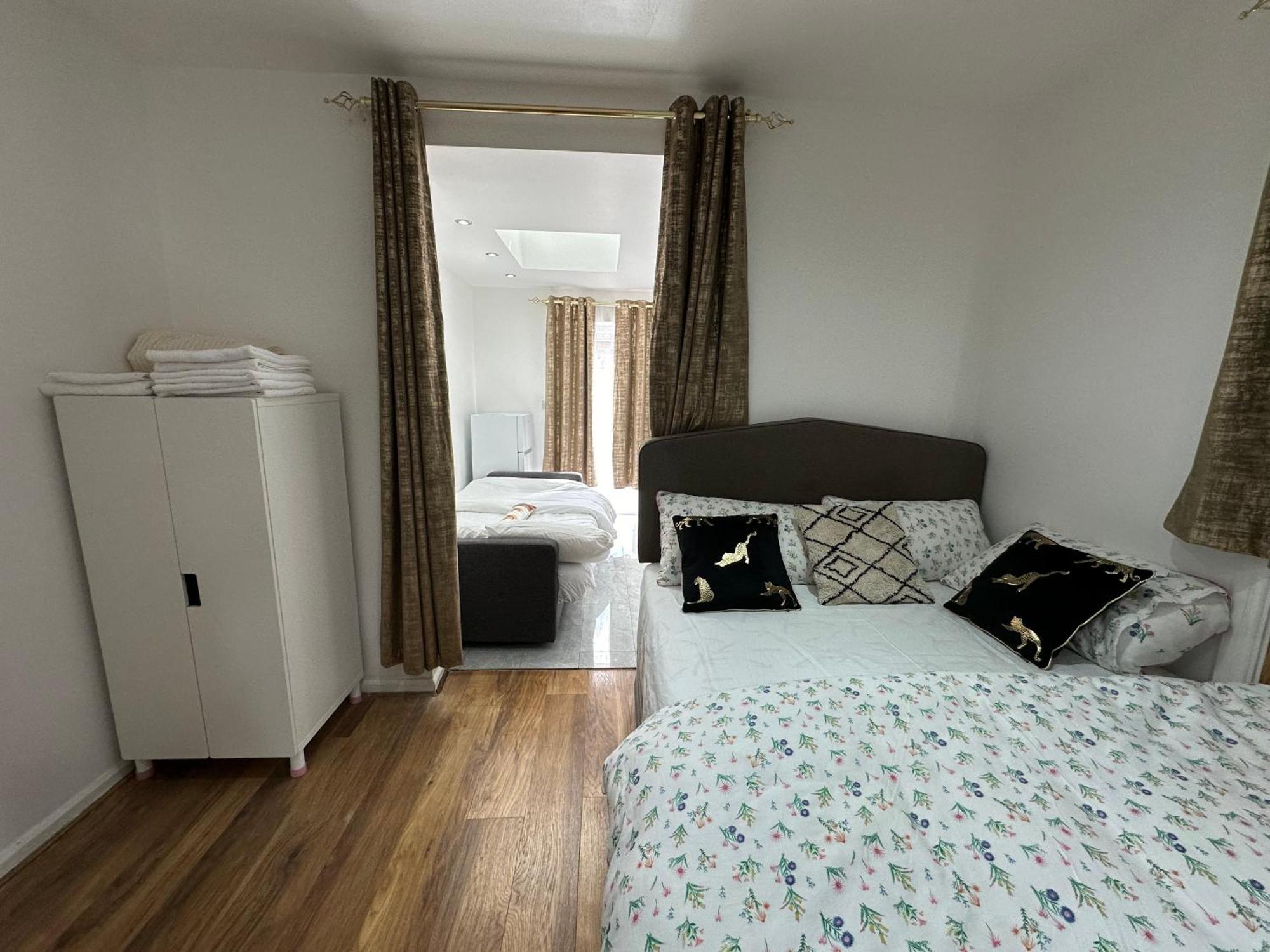 4Th Studio Flat With Private Own Bathroom A London Luxury Family Home Setup And Furnished With Double Bed Plus A Double Futon-Sofa Bed A Single Futon Bed A Baby Cot And Garden And Free Parking Kültér fotó