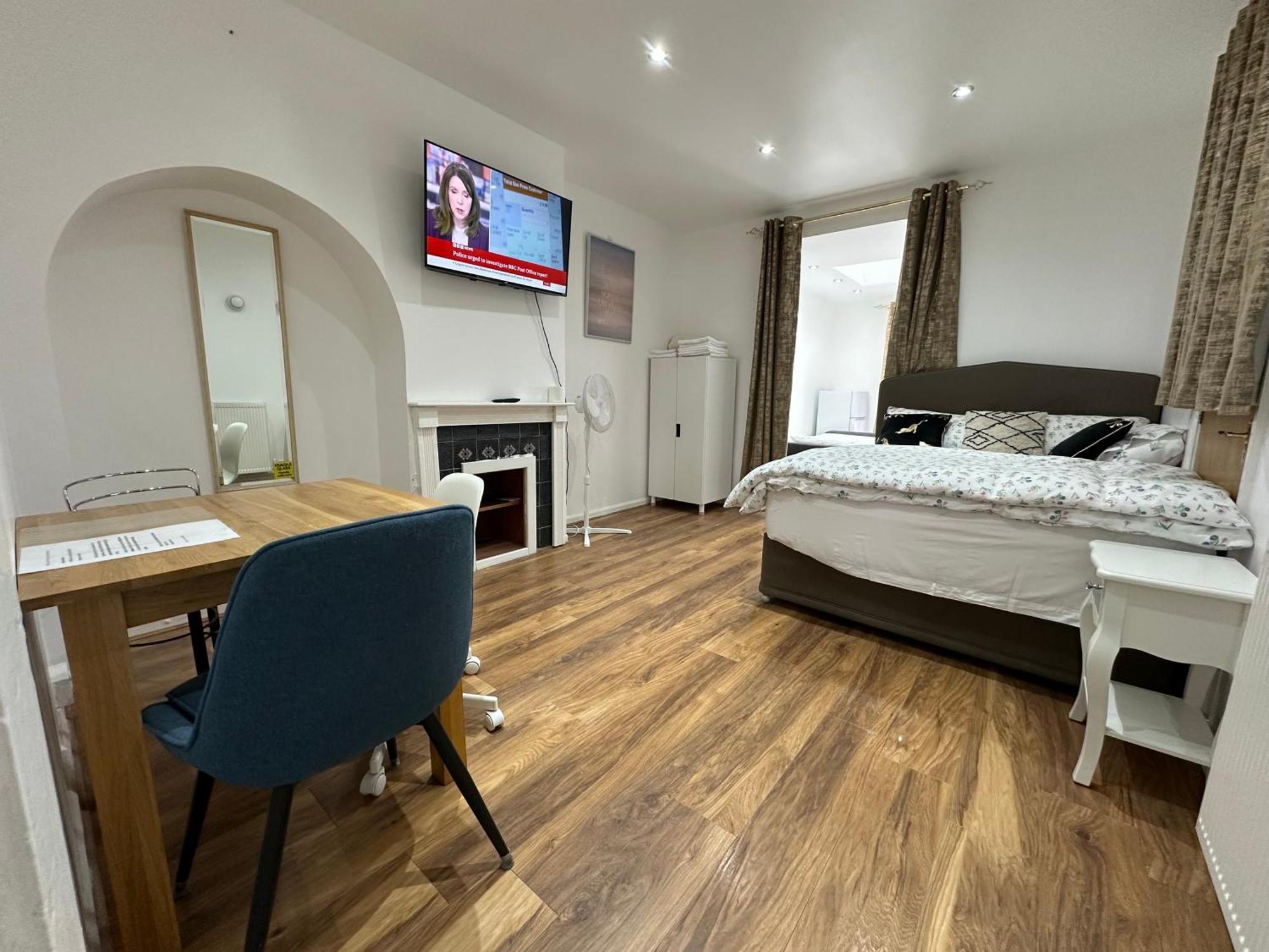 4Th Studio Flat With Private Own Bathroom A London Luxury Family Home Setup And Furnished With Double Bed Plus A Double Futon-Sofa Bed A Single Futon Bed A Baby Cot And Garden And Free Parking Kültér fotó
