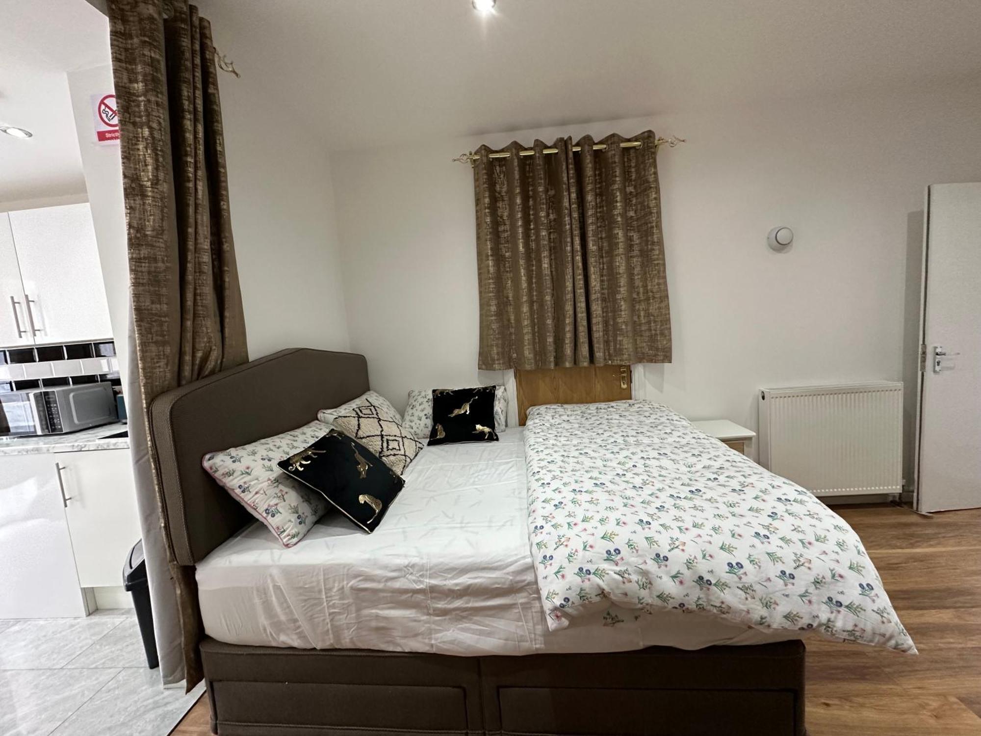 4Th Studio Flat With Private Own Bathroom A London Luxury Family Home Setup And Furnished With Double Bed Plus A Double Futon-Sofa Bed A Single Futon Bed A Baby Cot And Garden And Free Parking Kültér fotó