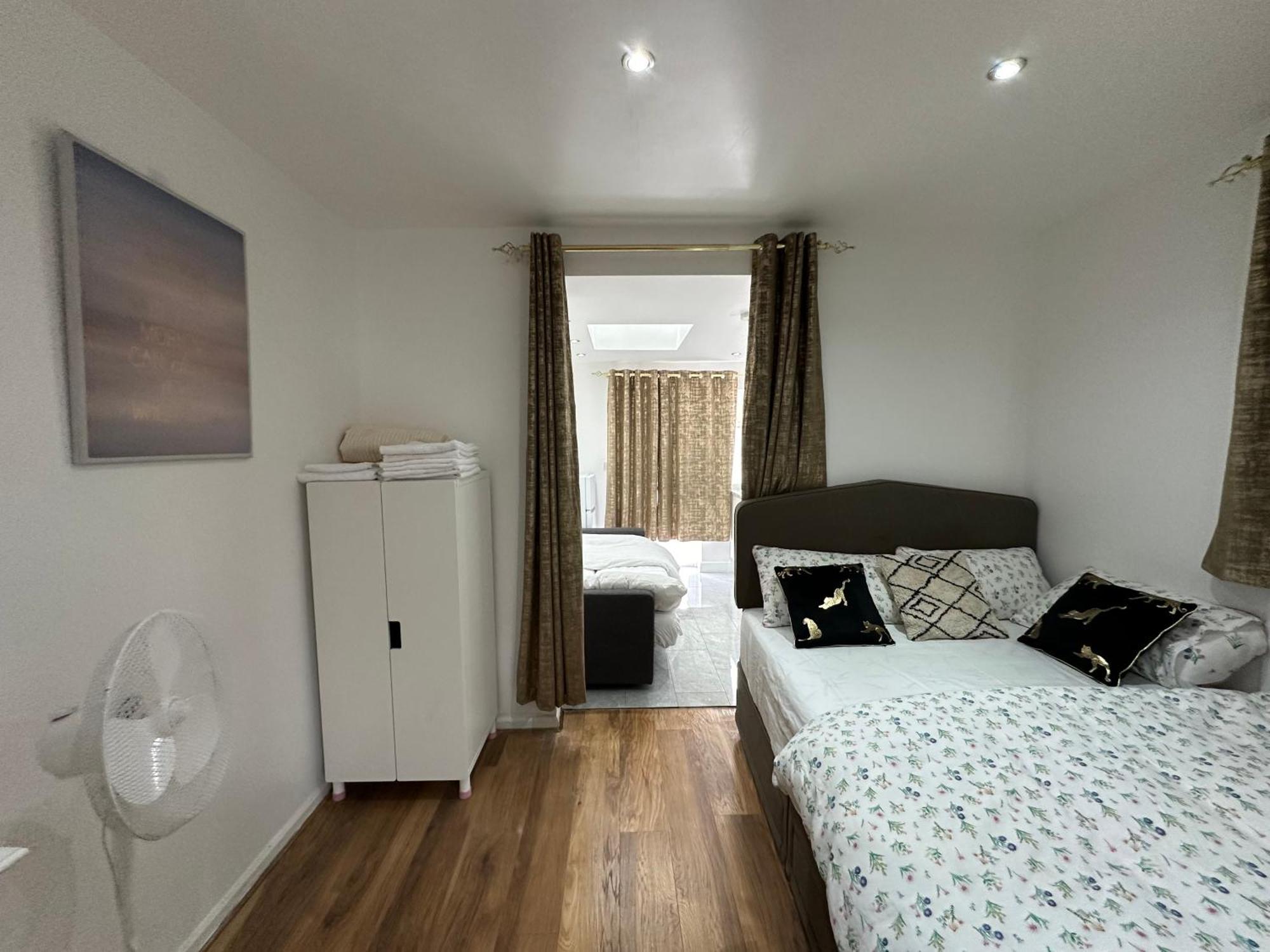 4Th Studio Flat With Private Own Bathroom A London Luxury Family Home Setup And Furnished With Double Bed Plus A Double Futon-Sofa Bed A Single Futon Bed A Baby Cot And Garden And Free Parking Kültér fotó