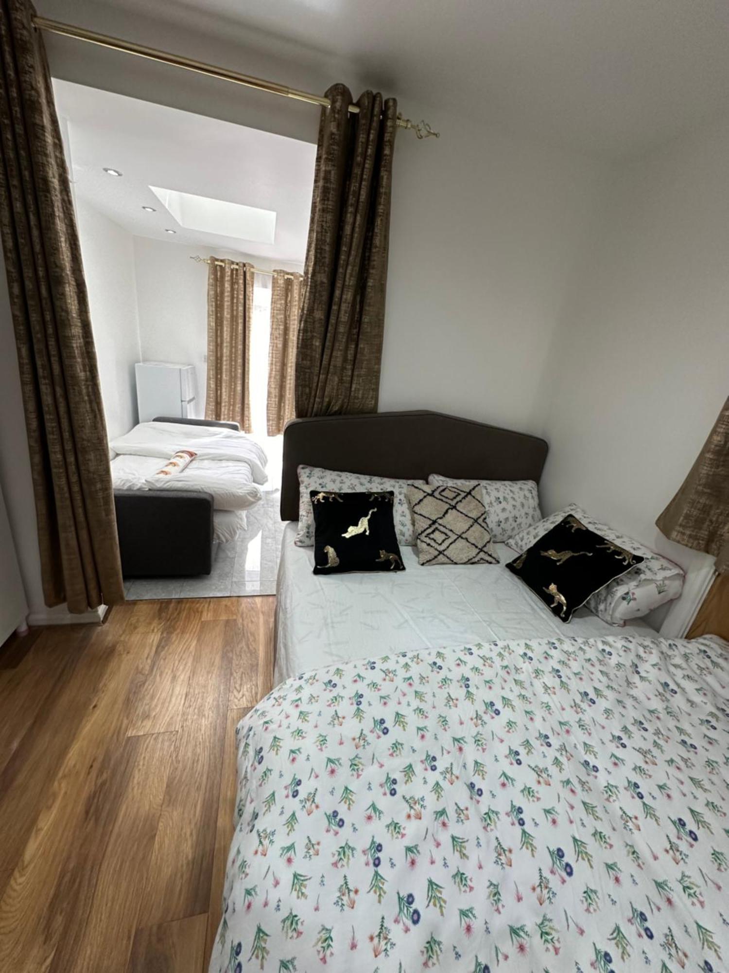 4Th Studio Flat With Private Own Bathroom A London Luxury Family Home Setup And Furnished With Double Bed Plus A Double Futon-Sofa Bed A Single Futon Bed A Baby Cot And Garden And Free Parking Kültér fotó