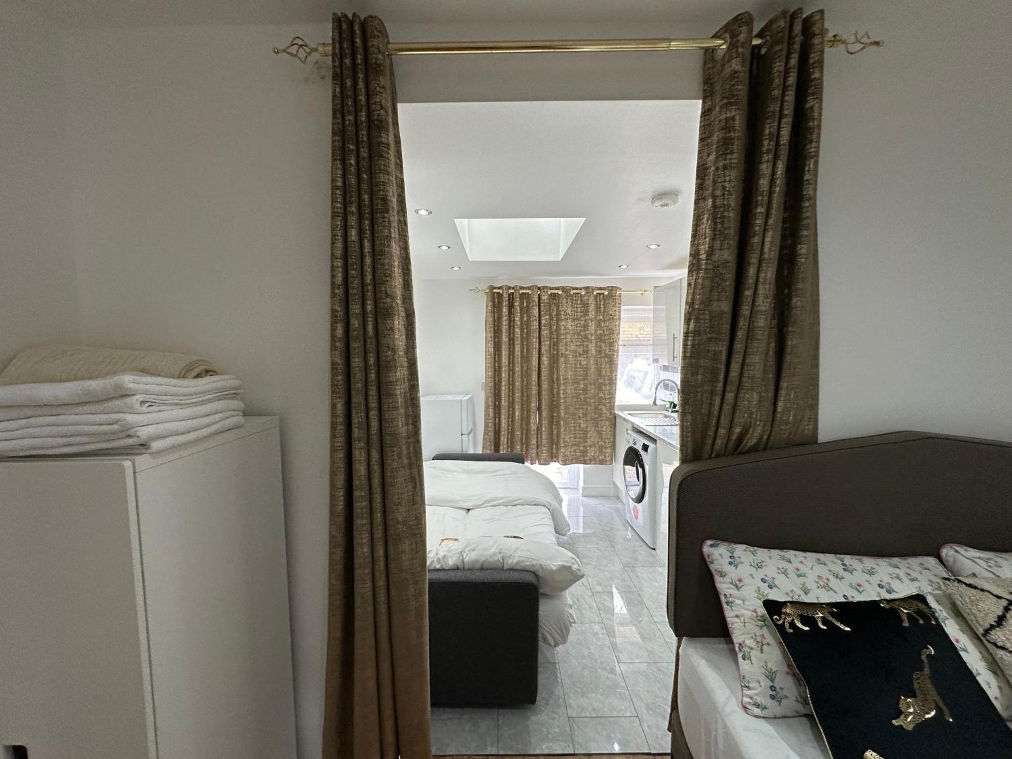 4Th Studio Flat With Private Own Bathroom A London Luxury Family Home Setup And Furnished With Double Bed Plus A Double Futon-Sofa Bed A Single Futon Bed A Baby Cot And Garden And Free Parking Kültér fotó