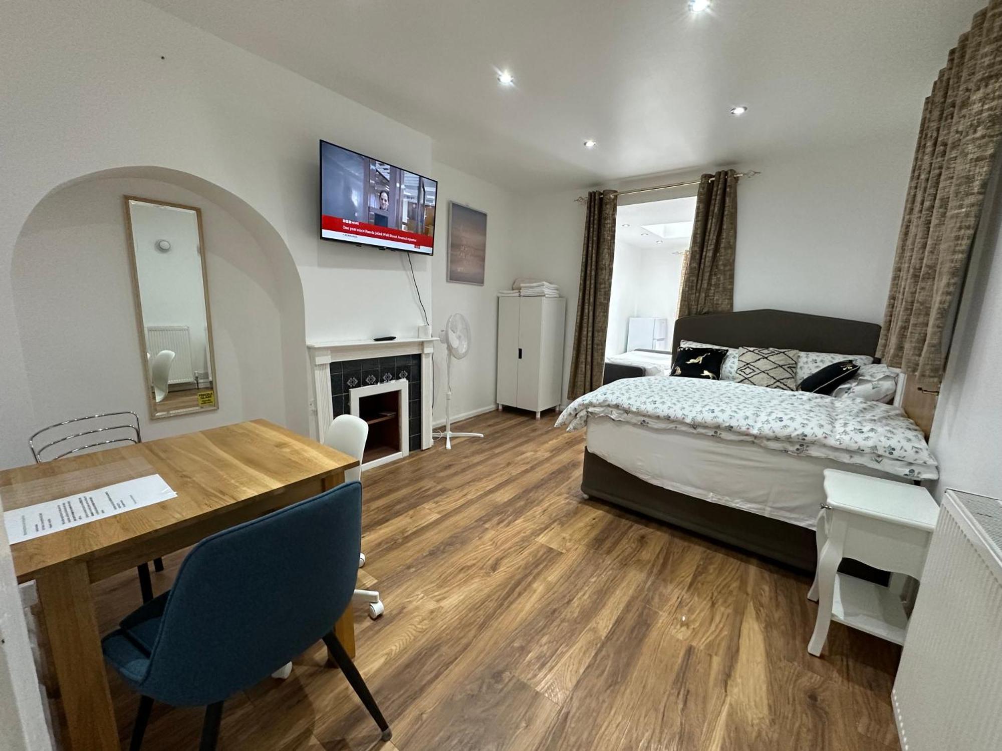 4Th Studio Flat With Private Own Bathroom A London Luxury Family Home Setup And Furnished With Double Bed Plus A Double Futon-Sofa Bed A Single Futon Bed A Baby Cot And Garden And Free Parking Kültér fotó