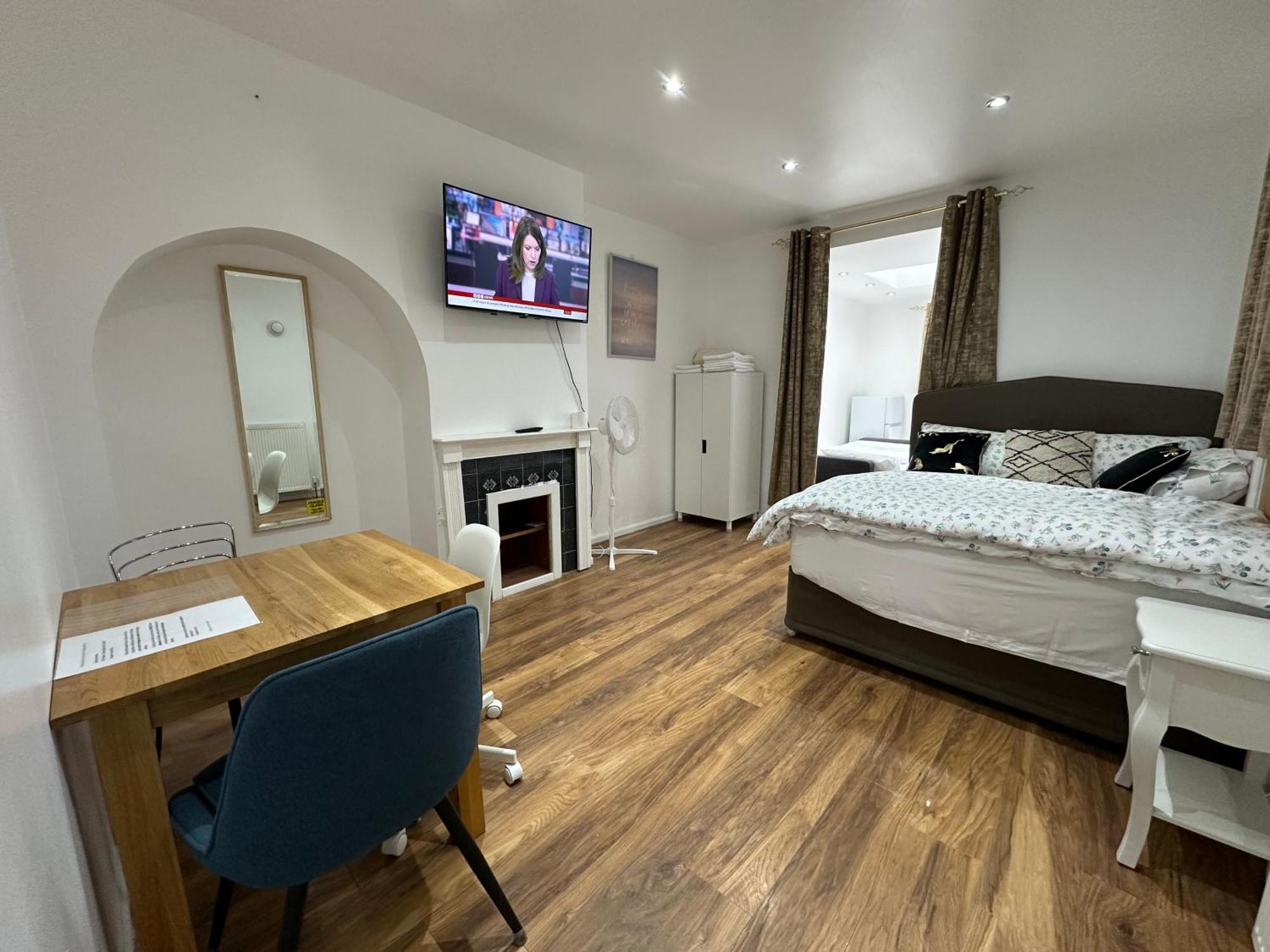 4Th Studio Flat With Private Own Bathroom A London Luxury Family Home Setup And Furnished With Double Bed Plus A Double Futon-Sofa Bed A Single Futon Bed A Baby Cot And Garden And Free Parking Kültér fotó