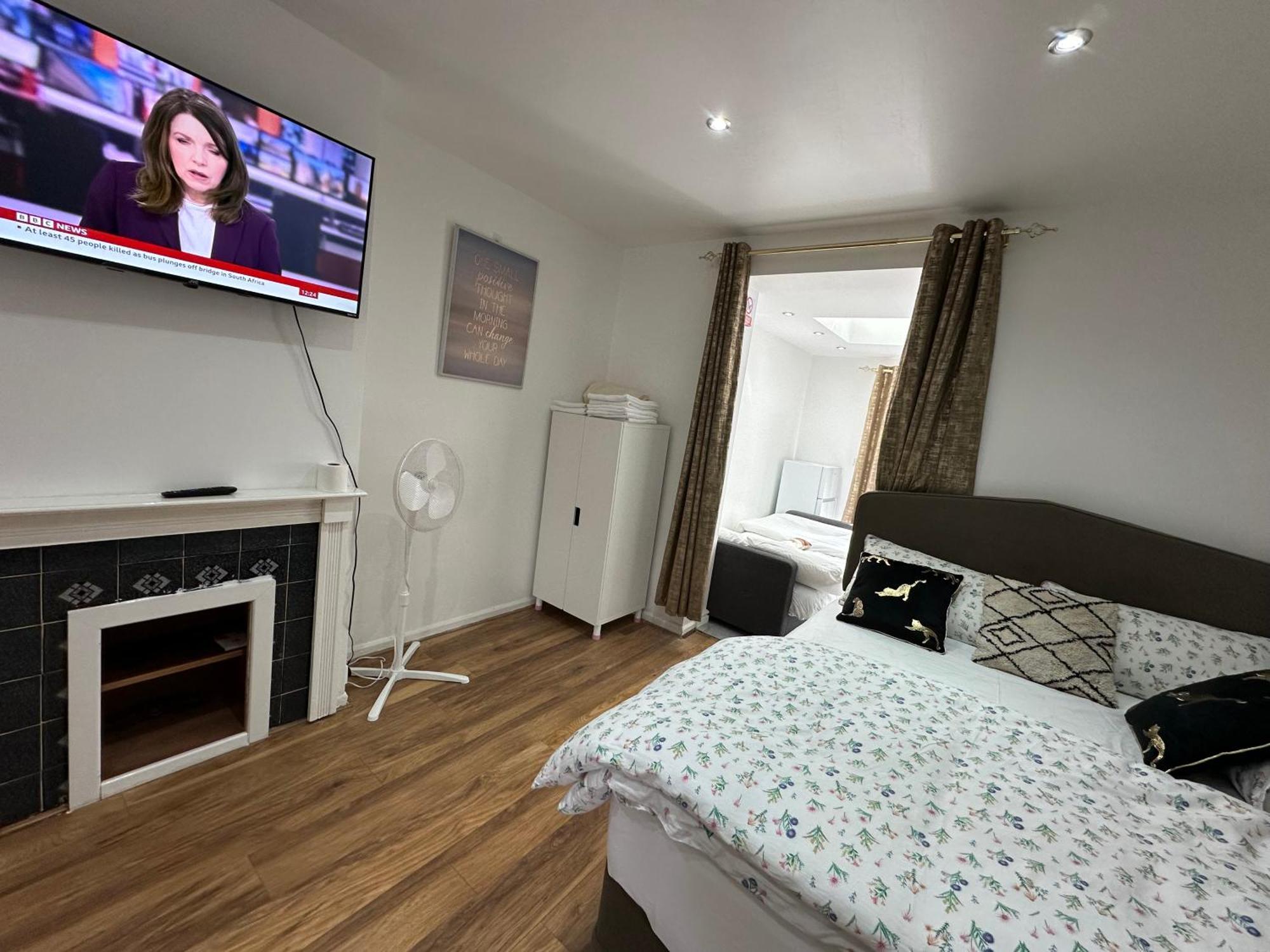 4Th Studio Flat With Private Own Bathroom A London Luxury Family Home Setup And Furnished With Double Bed Plus A Double Futon-Sofa Bed A Single Futon Bed A Baby Cot And Garden And Free Parking Kültér fotó