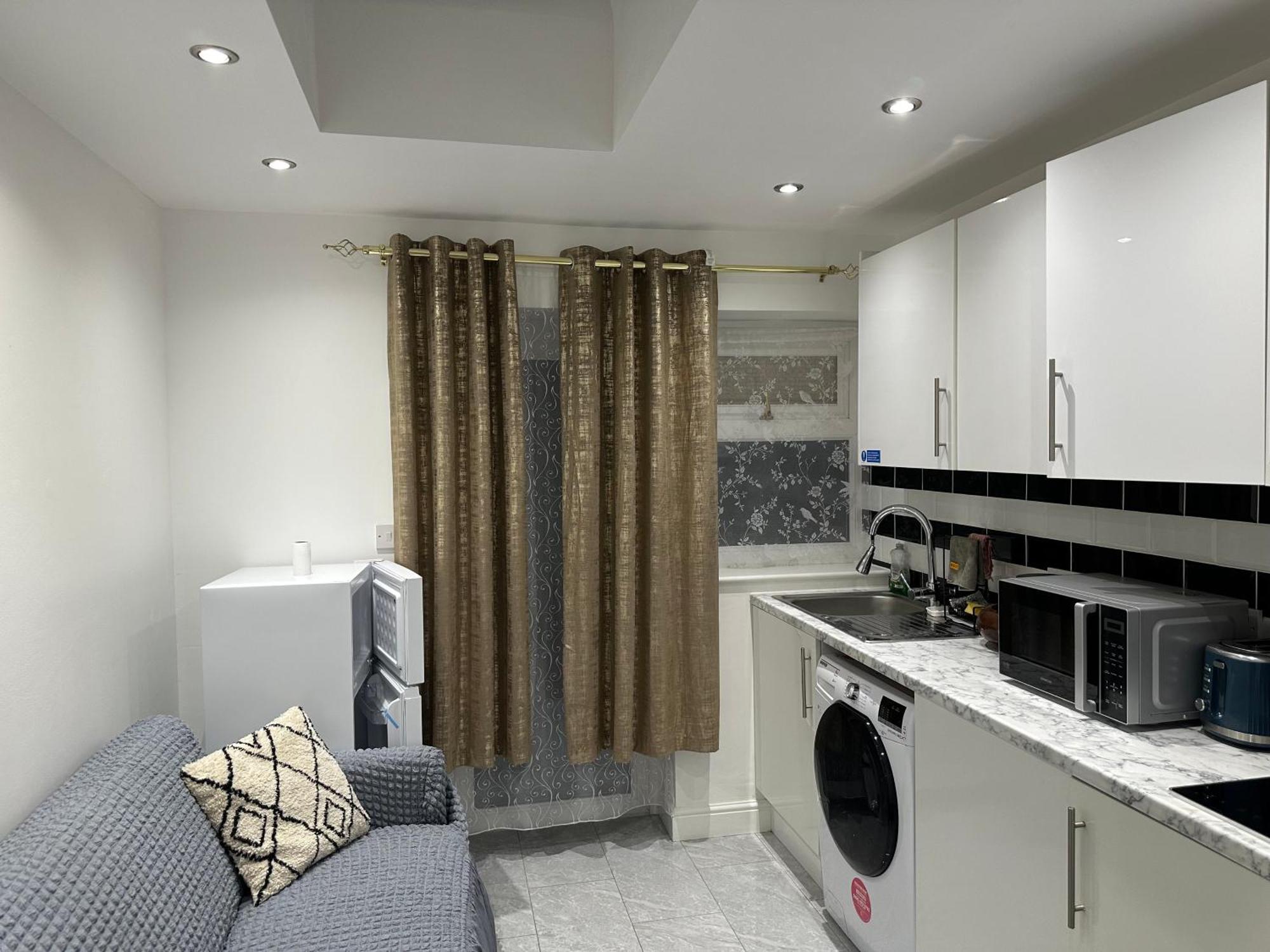 4Th Studio Flat With Private Own Bathroom A London Luxury Family Home Setup And Furnished With Double Bed Plus A Double Futon-Sofa Bed A Single Futon Bed A Baby Cot And Garden And Free Parking Kültér fotó