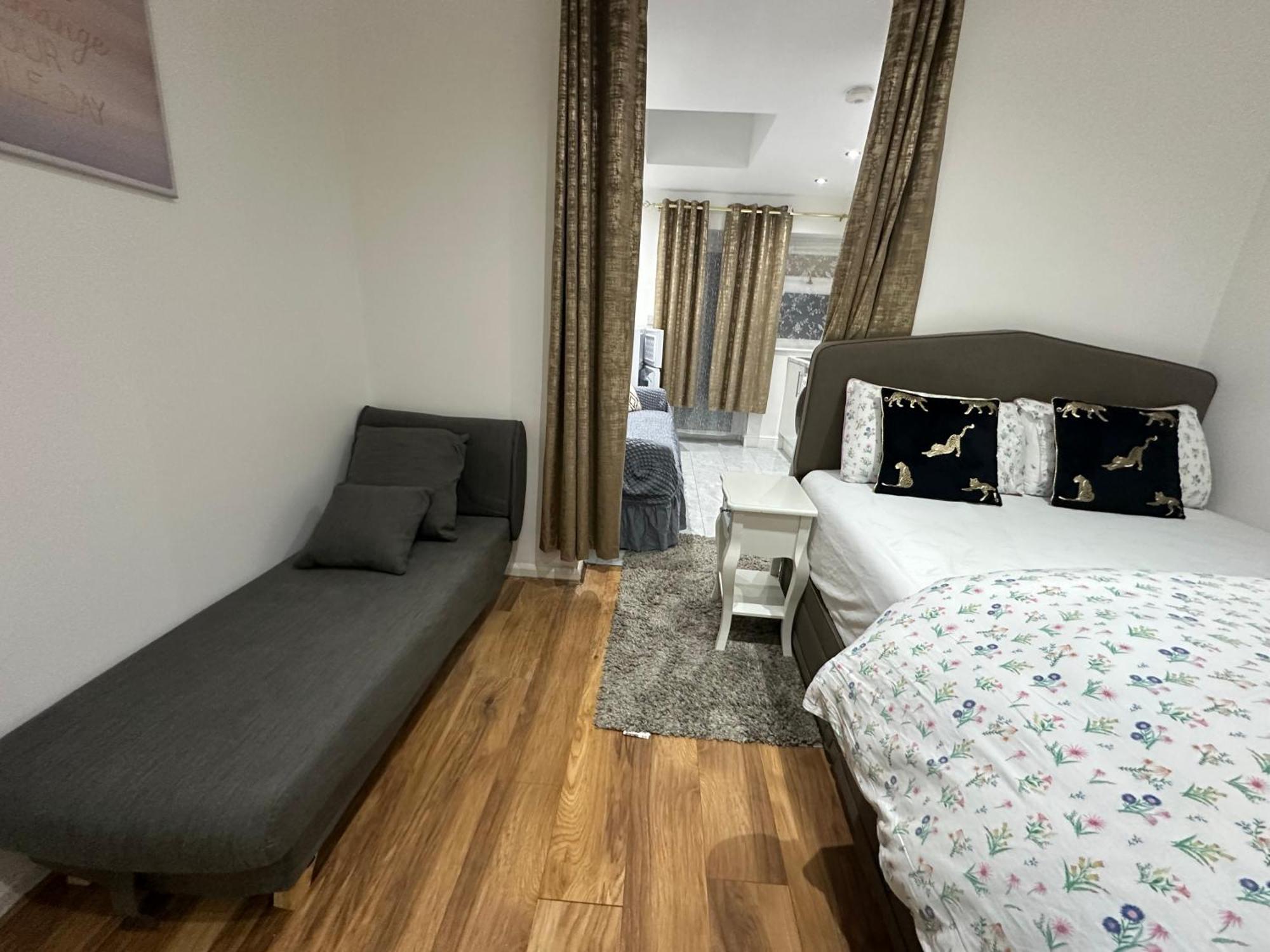 4Th Studio Flat With Private Own Bathroom A London Luxury Family Home Setup And Furnished With Double Bed Plus A Double Futon-Sofa Bed A Single Futon Bed A Baby Cot And Garden And Free Parking Kültér fotó