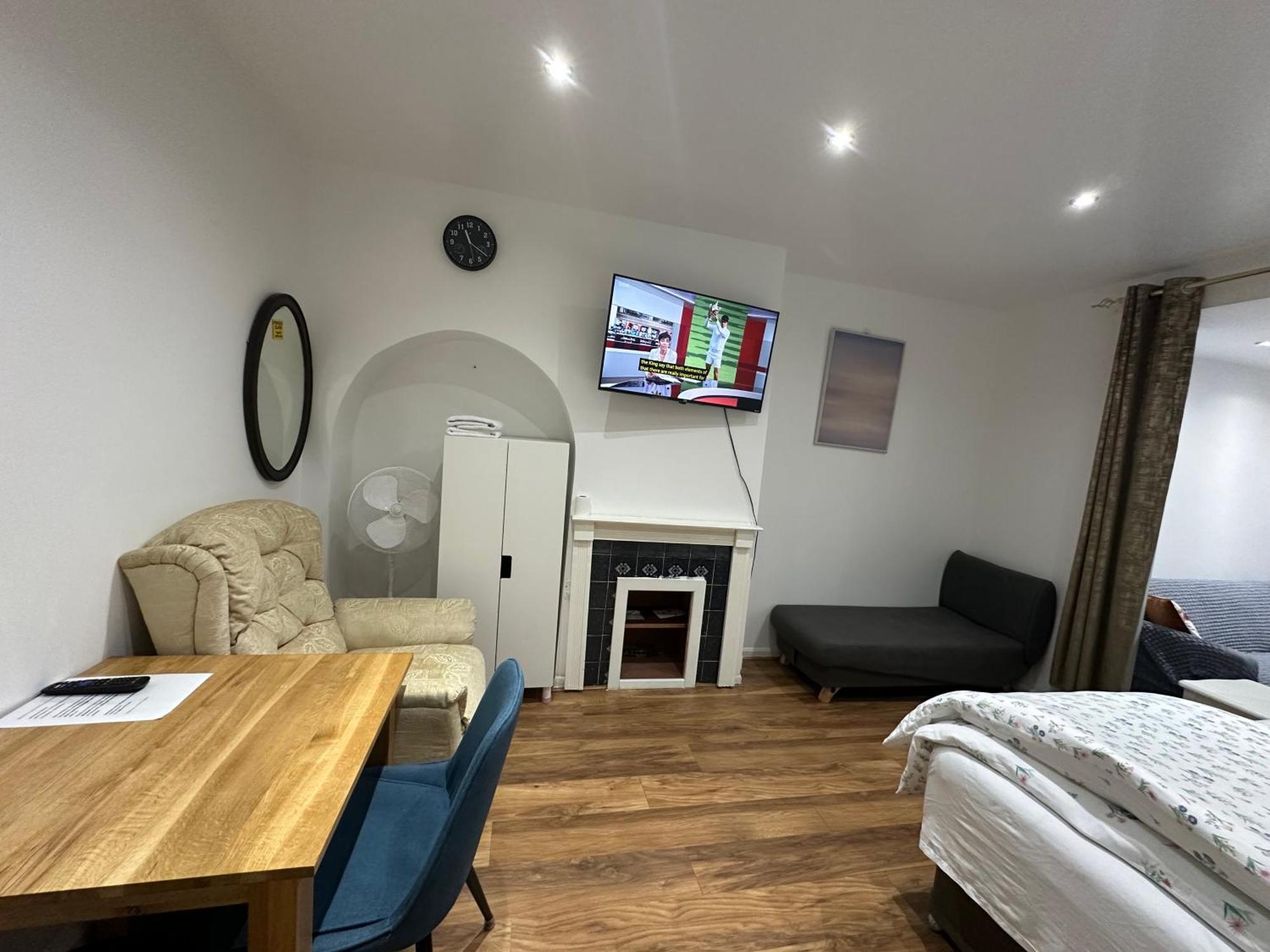 4Th Studio Flat With Private Own Bathroom A London Luxury Family Home Setup And Furnished With Double Bed Plus A Double Futon-Sofa Bed A Single Futon Bed A Baby Cot And Garden And Free Parking Kültér fotó