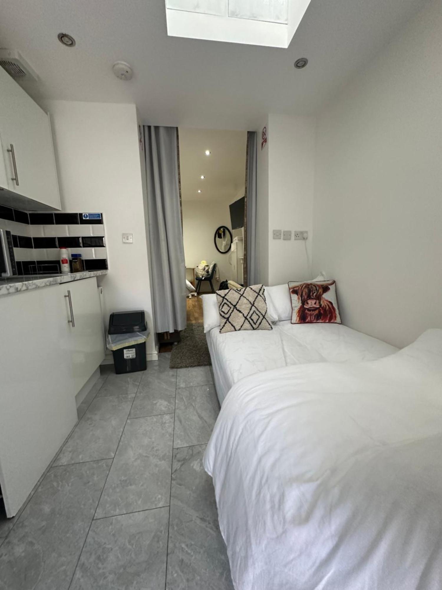 4Th Studio Flat With Private Own Bathroom A London Luxury Family Home Setup And Furnished With Double Bed Plus A Double Futon-Sofa Bed A Single Futon Bed A Baby Cot And Garden And Free Parking Kültér fotó
