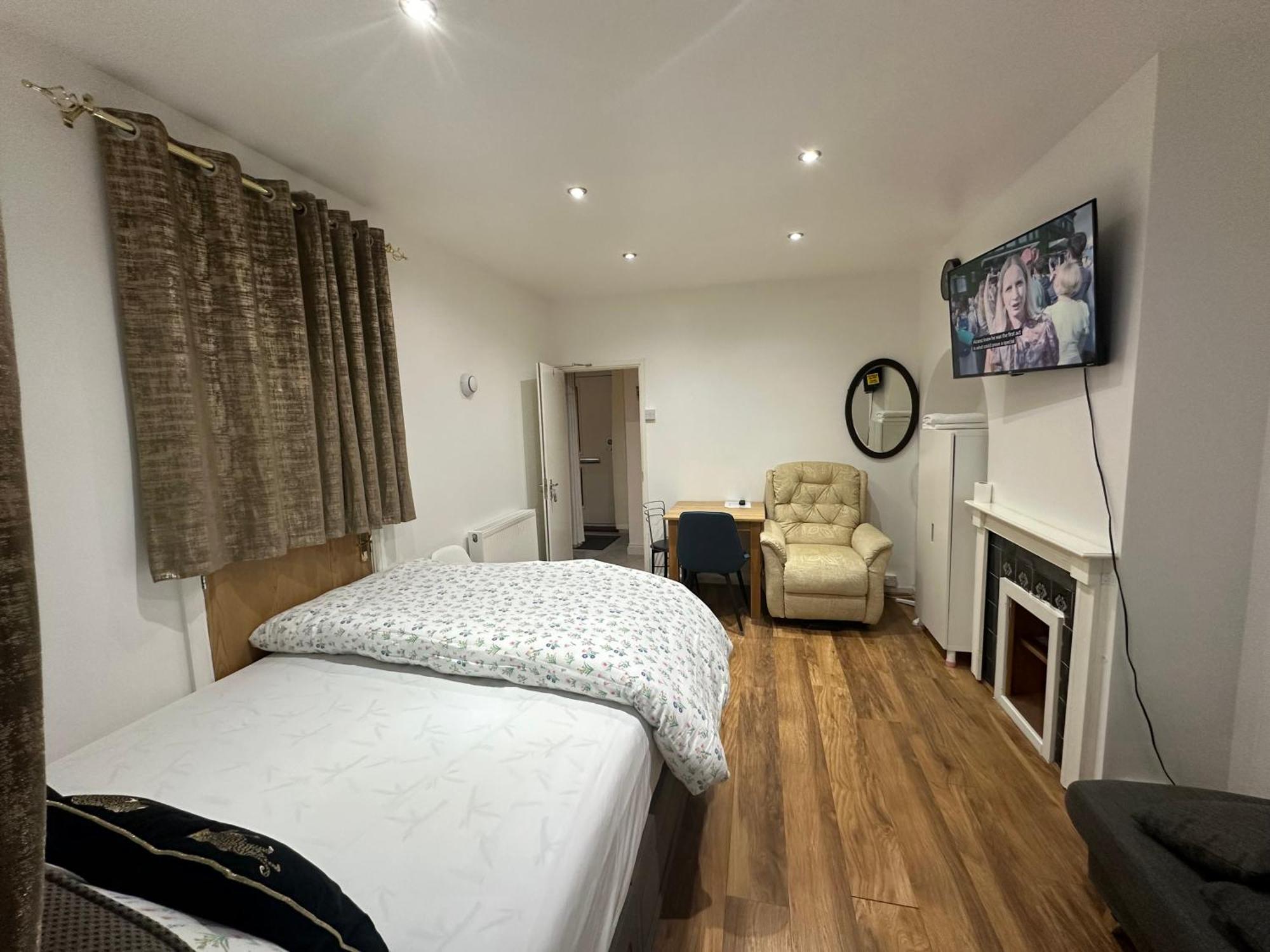 4Th Studio Flat With Private Own Bathroom A London Luxury Family Home Setup And Furnished With Double Bed Plus A Double Futon-Sofa Bed A Single Futon Bed A Baby Cot And Garden And Free Parking Kültér fotó