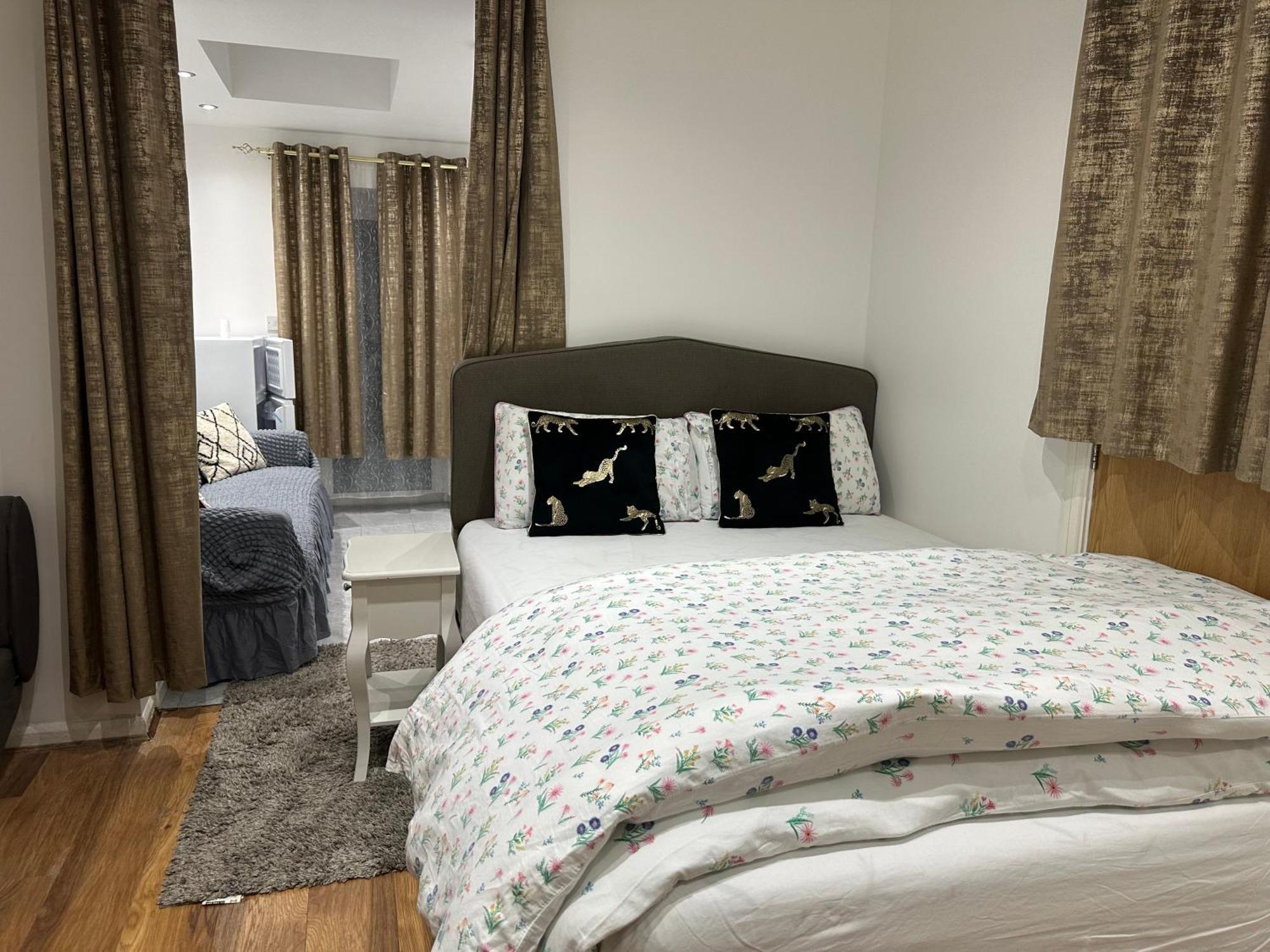 4Th Studio Flat With Private Own Bathroom A London Luxury Family Home Setup And Furnished With Double Bed Plus A Double Futon-Sofa Bed A Single Futon Bed A Baby Cot And Garden And Free Parking Kültér fotó