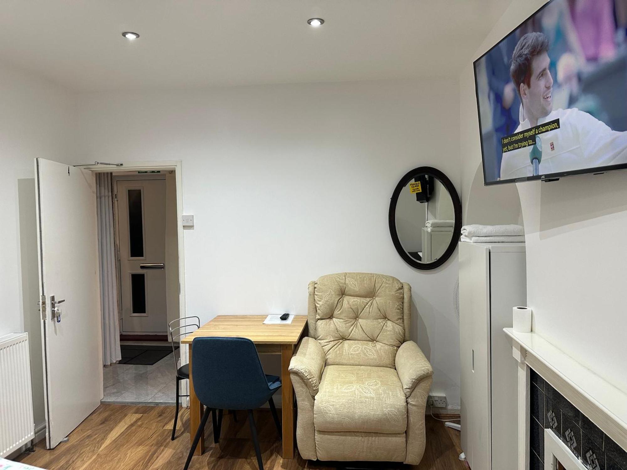 4Th Studio Flat With Private Own Bathroom A London Luxury Family Home Setup And Furnished With Double Bed Plus A Double Futon-Sofa Bed A Single Futon Bed A Baby Cot And Garden And Free Parking Kültér fotó