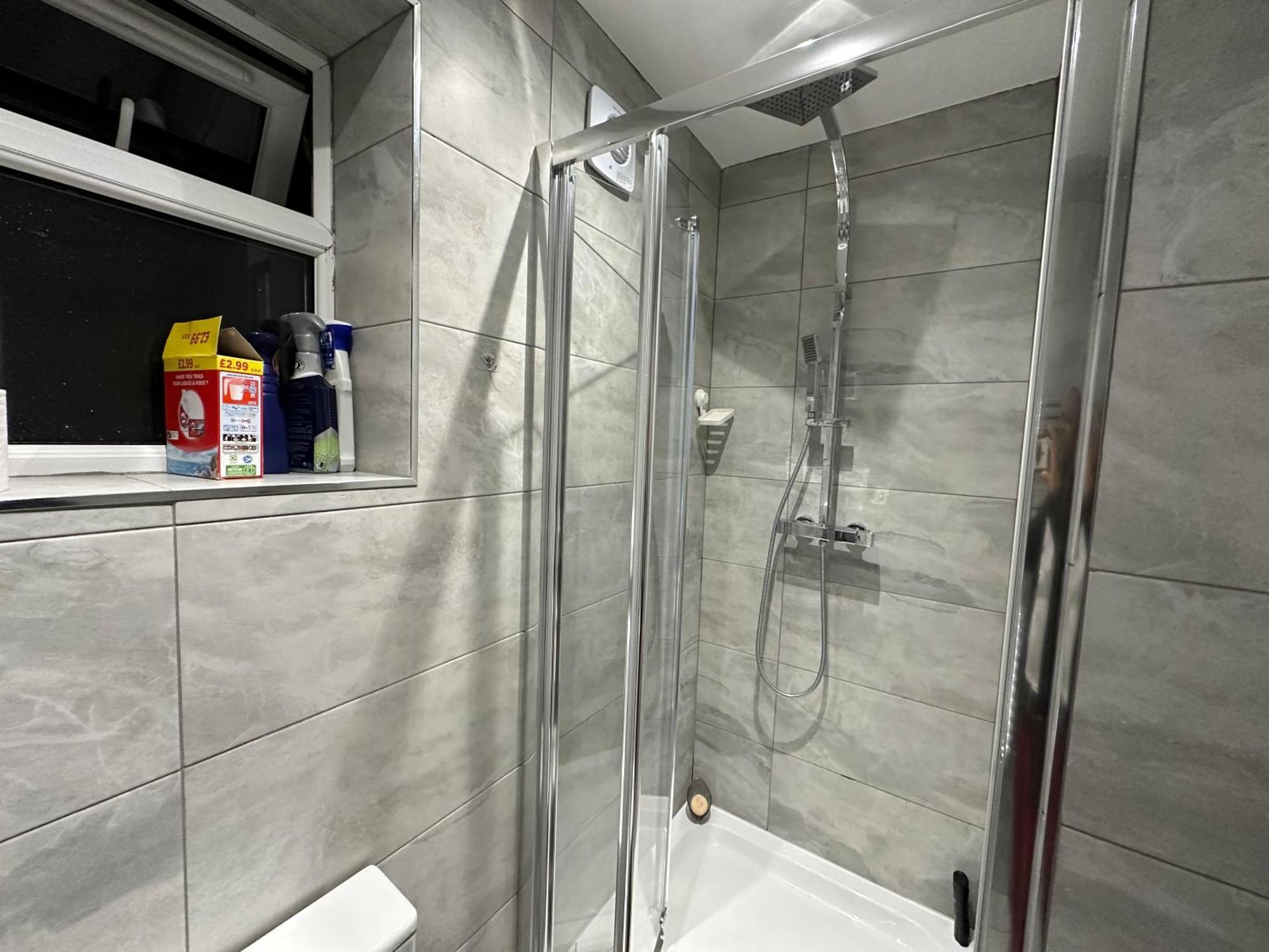 4Th Studio Flat With Private Own Bathroom A London Luxury Family Home Setup And Furnished With Double Bed Plus A Double Futon-Sofa Bed A Single Futon Bed A Baby Cot And Garden And Free Parking Kültér fotó