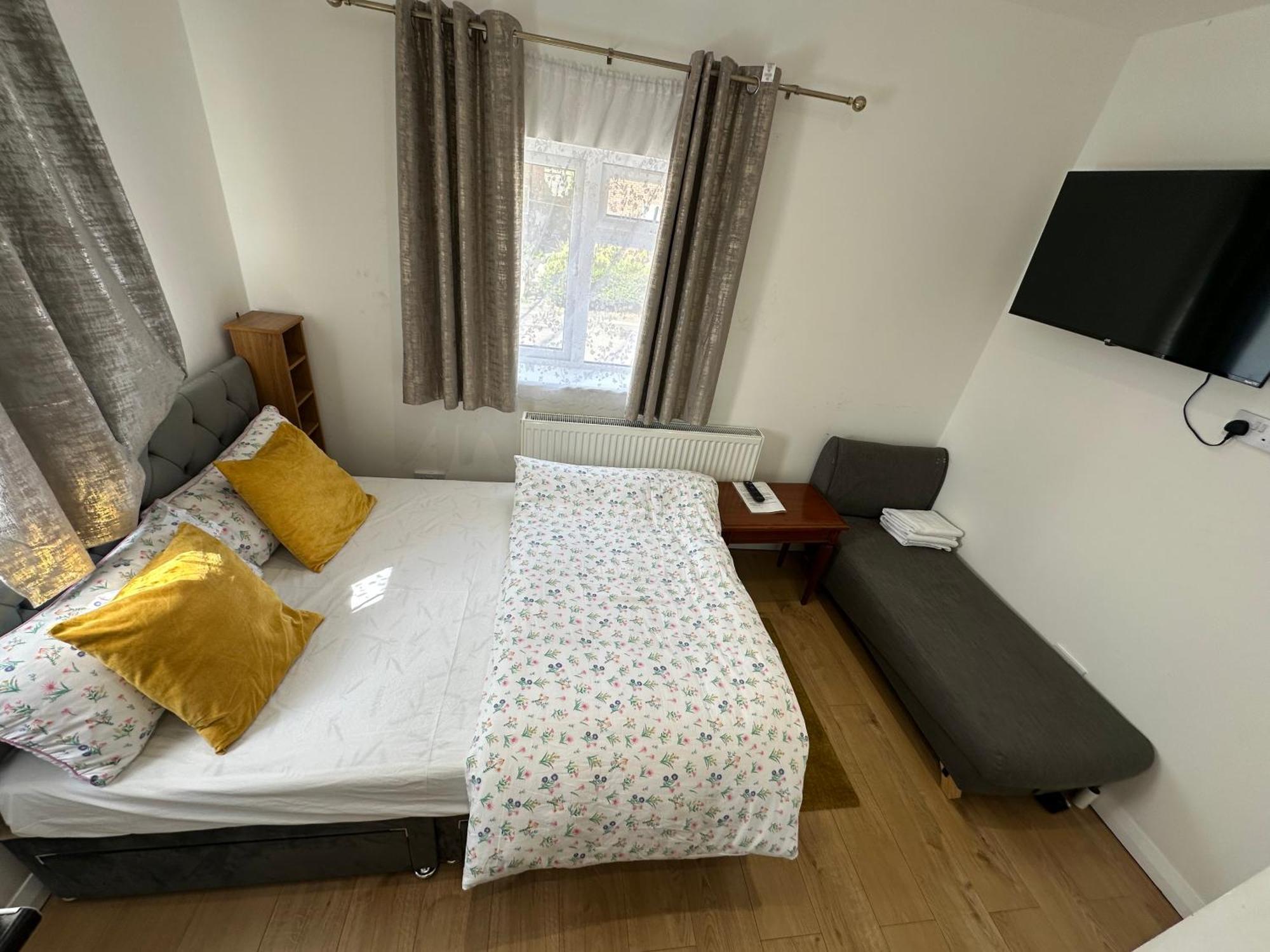 4Th Studio Flat With Private Own Bathroom A London Luxury Family Home Setup And Furnished With Double Bed Plus A Double Futon-Sofa Bed A Single Futon Bed A Baby Cot And Garden And Free Parking Kültér fotó
